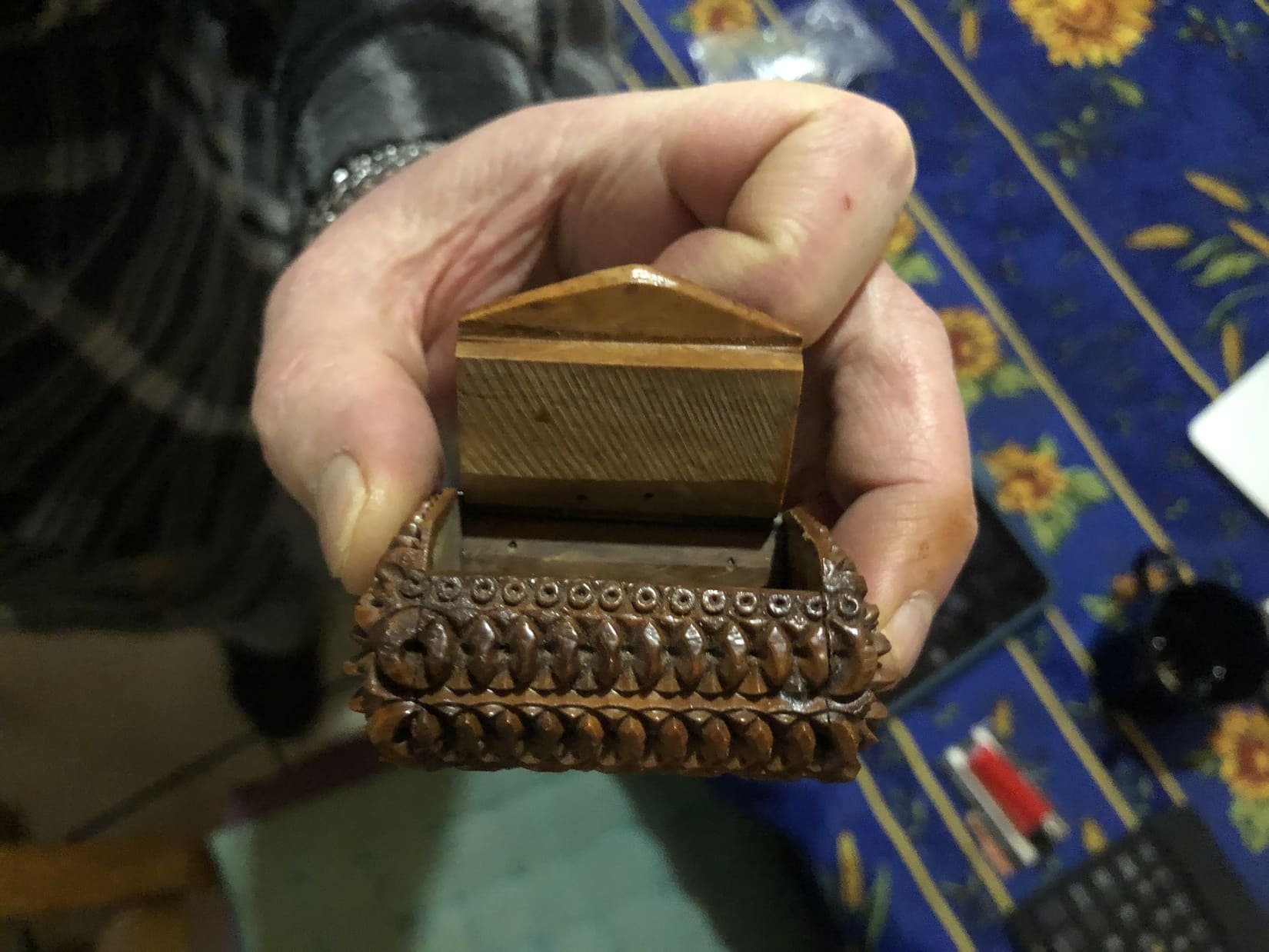 Cette boîte a été confectionnée par des bagnards en Guyane. Crédit photo : GG