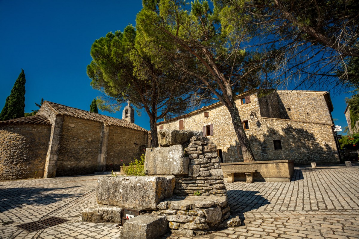 Méjannes-le-Clap comptait une centaine d'habitants en 1982, le village en compte environ 700 aujourd'hui. Crédit photo : Office de Tourisme Méjannes