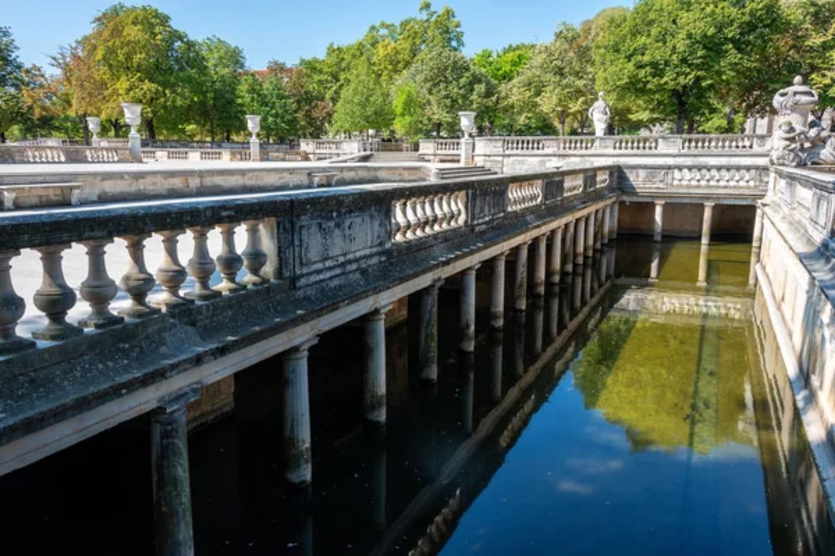 Gard Nimes Jardin de la fontaine Chien Empoissonnement Police 