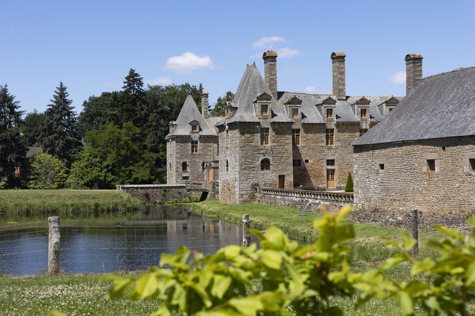 rocherportail_chateaulerocherportail_bretagne_maenroch_magazine7joursenbretagner_7joursenbretagner_tourisme_reveildumidi