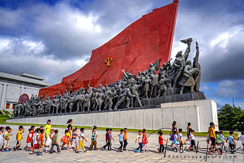 Coree du Nord 2019. École primaire visitant la colline Mansu à Pyongyang. Dés le plus jeune âge, que ce soit dans l&#039;éducation, le sport, l&#039;art ou après dans le travail, la mixité et l&#039;égalité entre les sexes existent. Après dans les instances dirigeantes, c&#039;est une aiutre paire de manches.