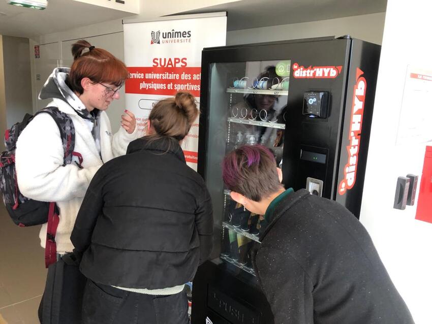 Le distributeur de produits hygiéniques est tout nouveau, il a été mis en place le 7 février. Crédit photo : Mathieu Dejax