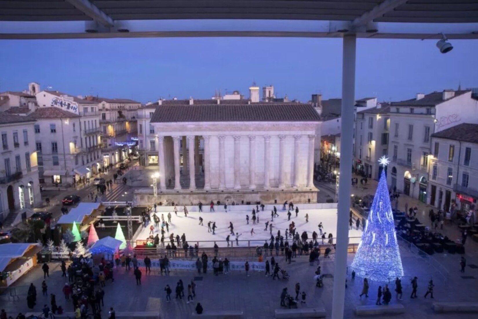 patinoireepehemere_nimes_consmmationd'energie_festivitesdenoel_reveildumidi