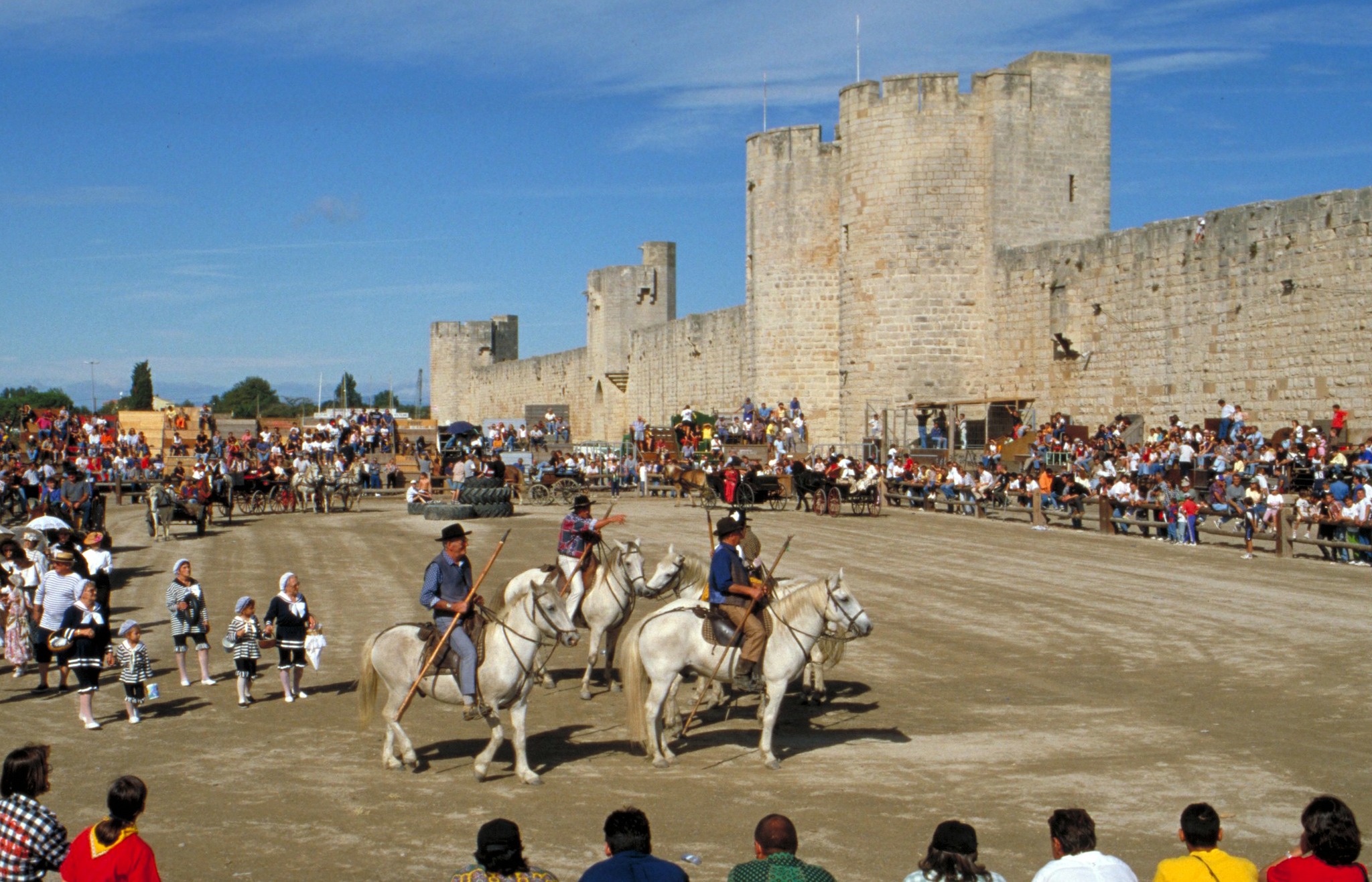 Face aux remparts, du côté des Salins, le Plan accueille les manifestations taurines. Les tribunes que l'on aperçoit sont appelées les Théâtres. 