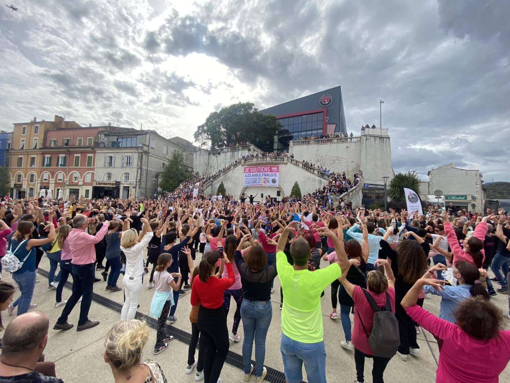 flashmob_alesagglo_ales_capitalefrancaisedelaculture_label_rivenq_danse_lizaruscassier_enavant_reveildumidi