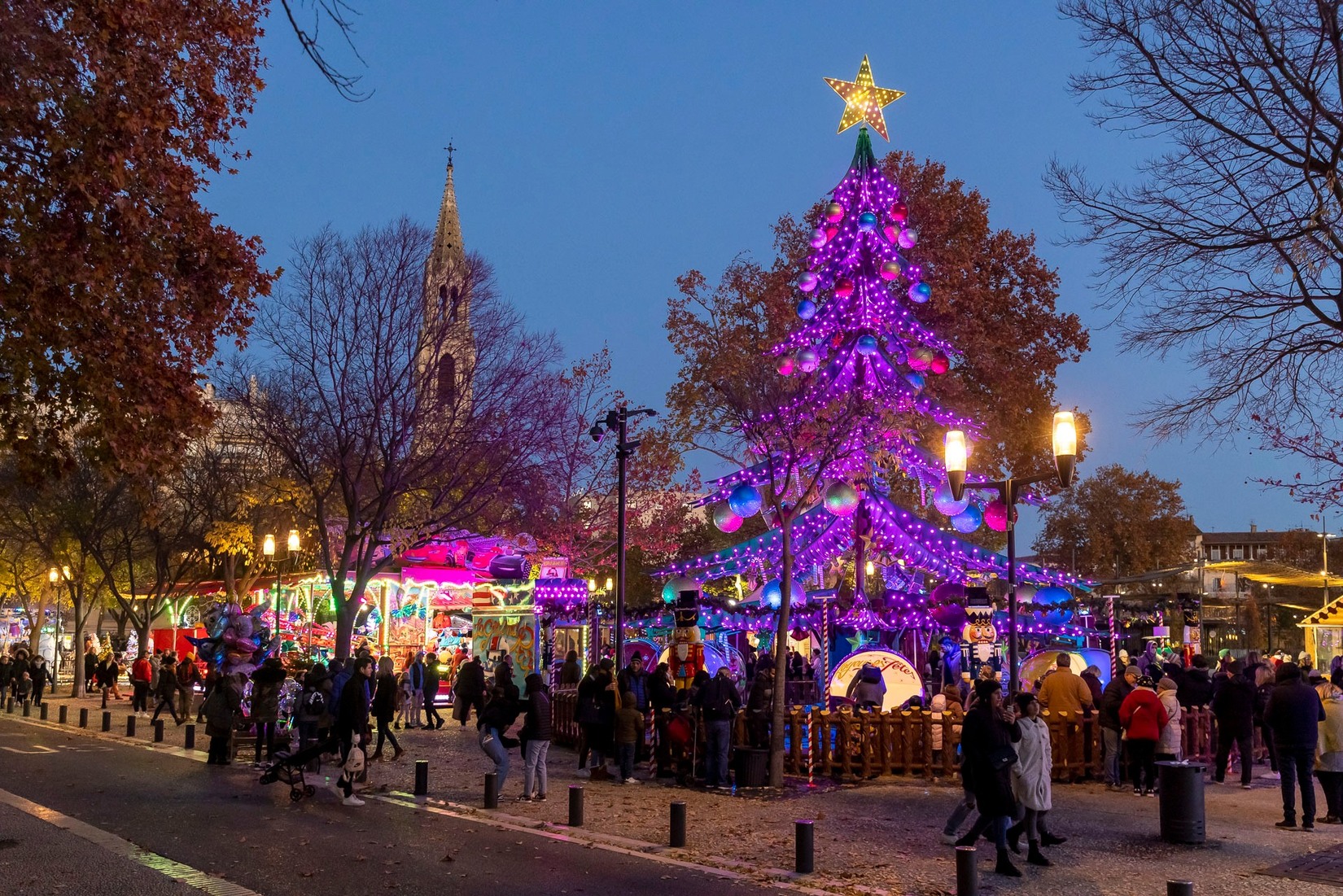 foire_feteforaine_forains_sapinmagique_attraction_manege_angieriviere_nimes_fetes_find'année_gard_reveildumidi