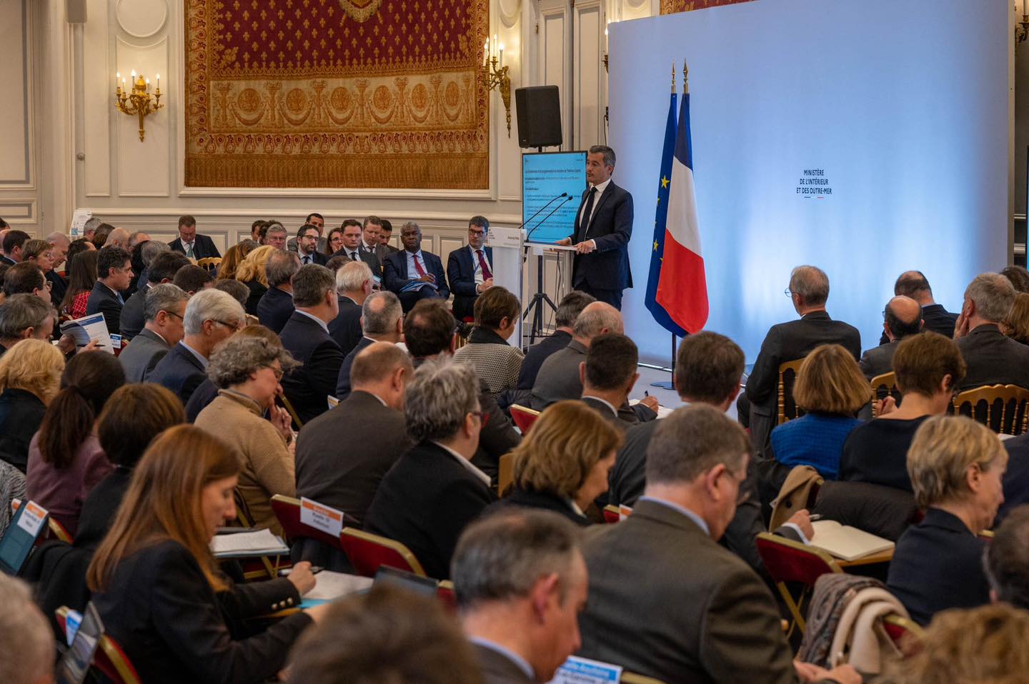 Le ministre de l'Intérieur (debout) dit «regretter la position du maire de Nîmes», selon nos confrères de France Bleu Gard Lozère. Crédit photo : Facebook ministère