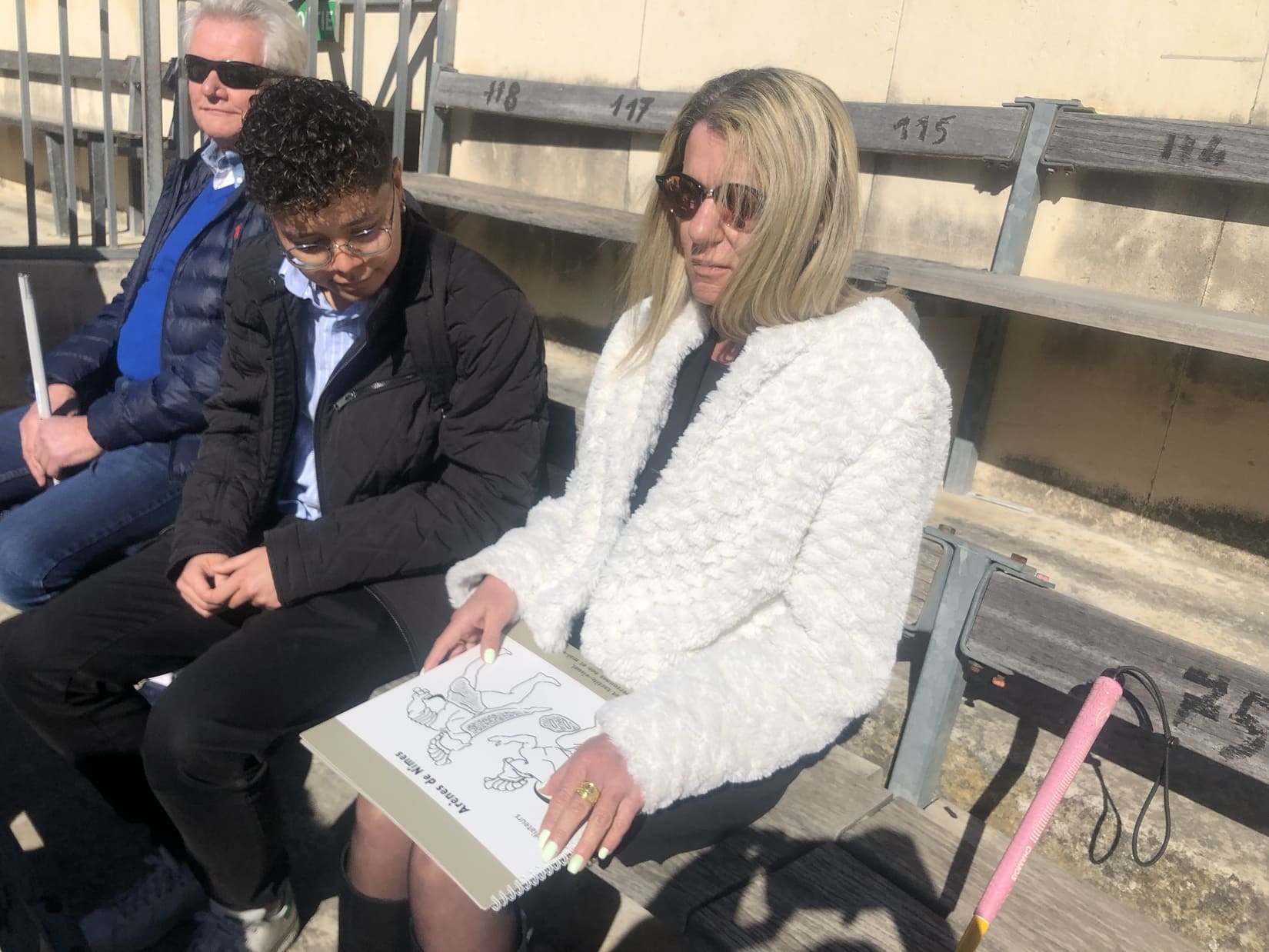 Non voyante, Isabelle essaie ce livre écrit en braille et dont les illustrations en relief permettent de se faire une idée des lieux. Crédit photo : GG