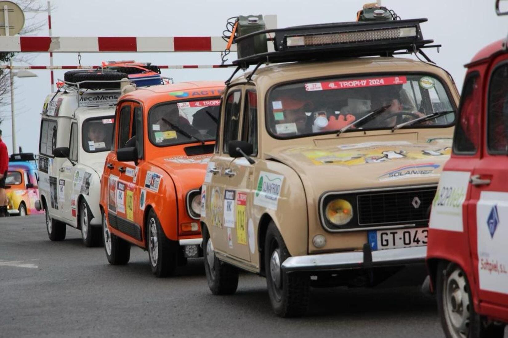 Occitanie Gard entreprise sportsMaroc rallye trail voiture 4L solidaire associations 4L Trophy