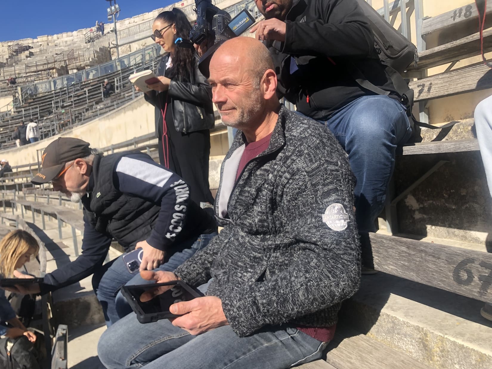 Roland, adhérent de l’association des sportifs sourds, teste la tablette qui lui est proposé pour regarder en vidéo la présentation du monument en langage des signes. Crédit photo : GG