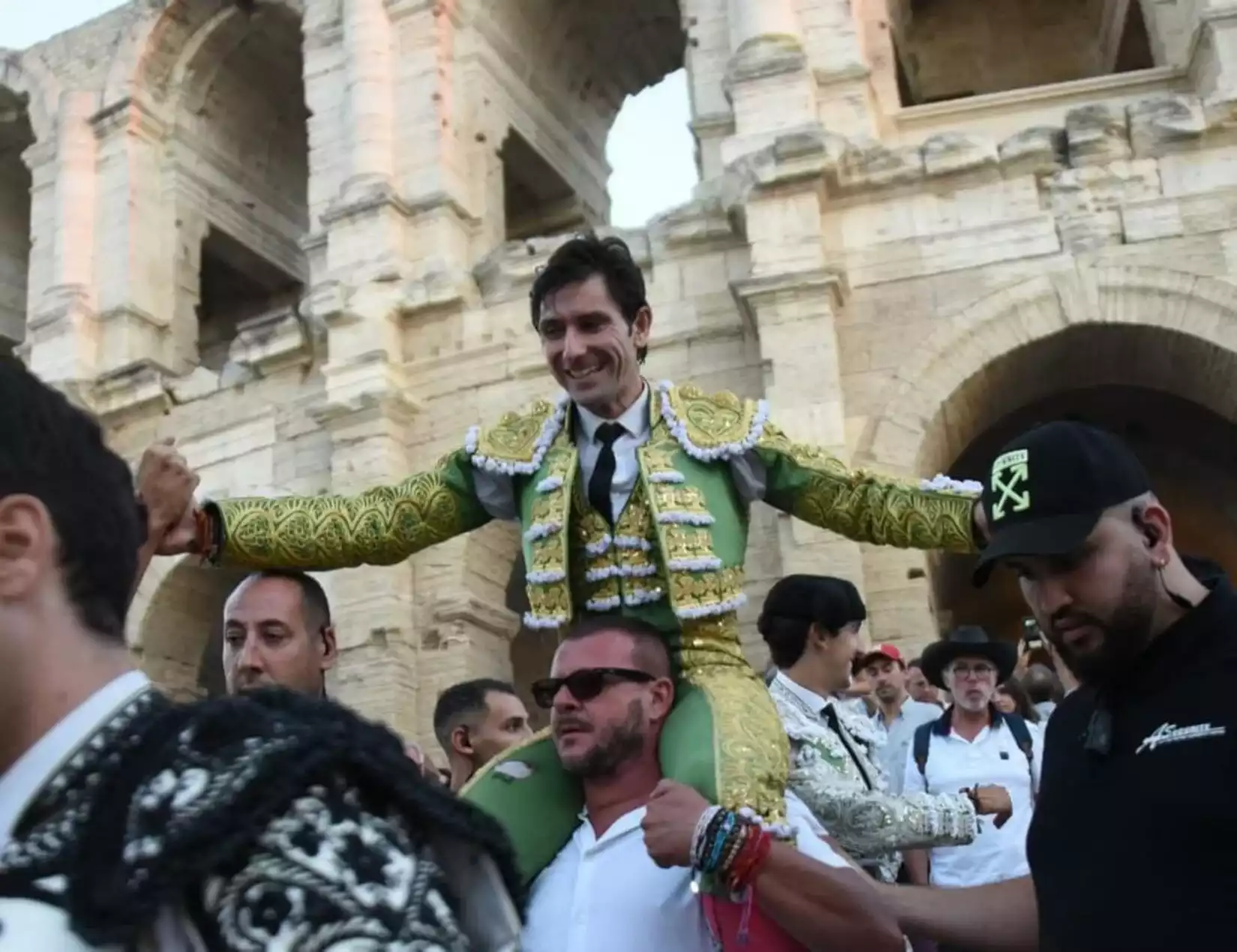 Arles Corrida Alberto Lamelas Banderilles Épée Taureaux