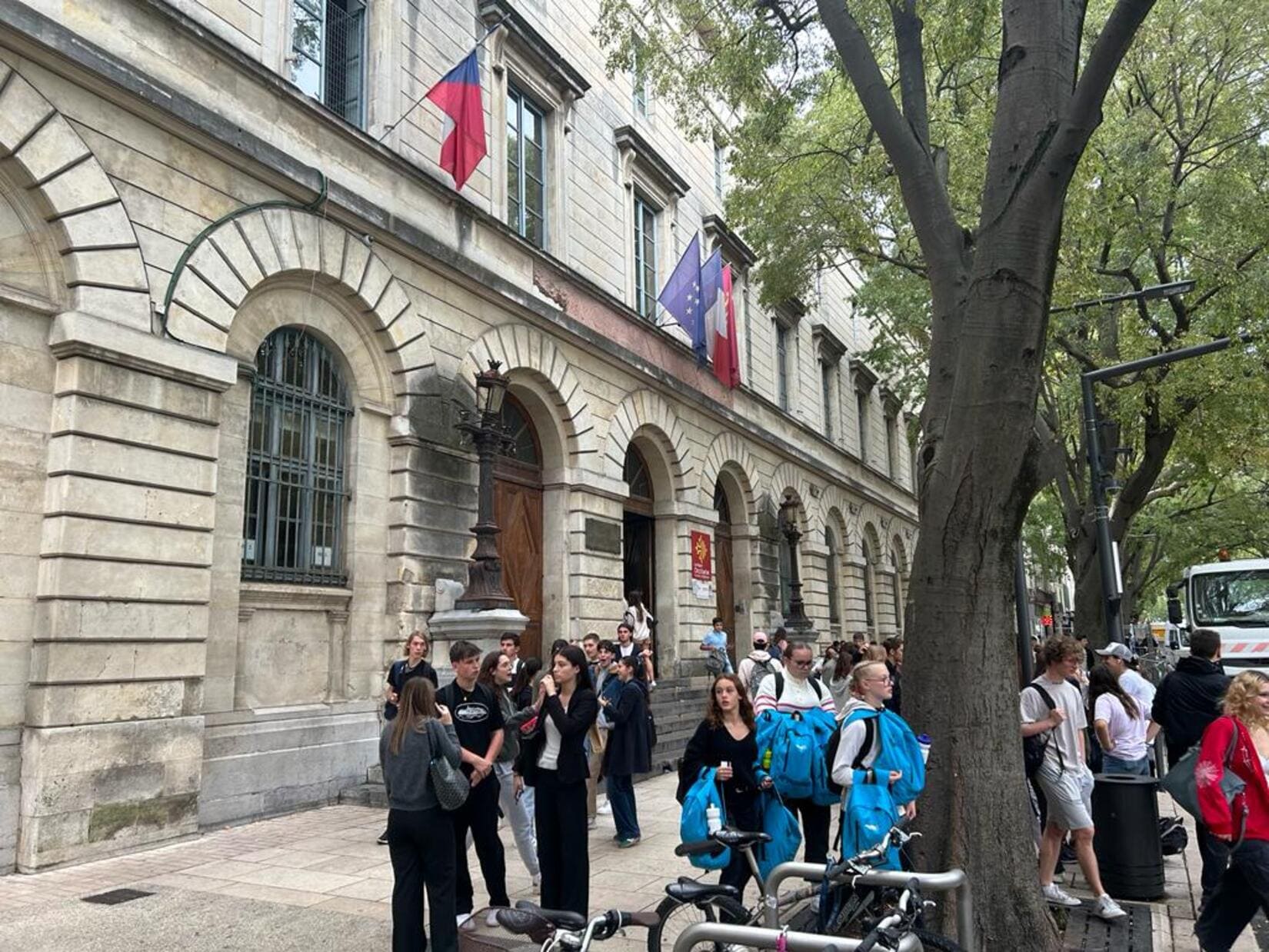 Attentat Police Gendarme Lycée Nîmes Gard Confinement