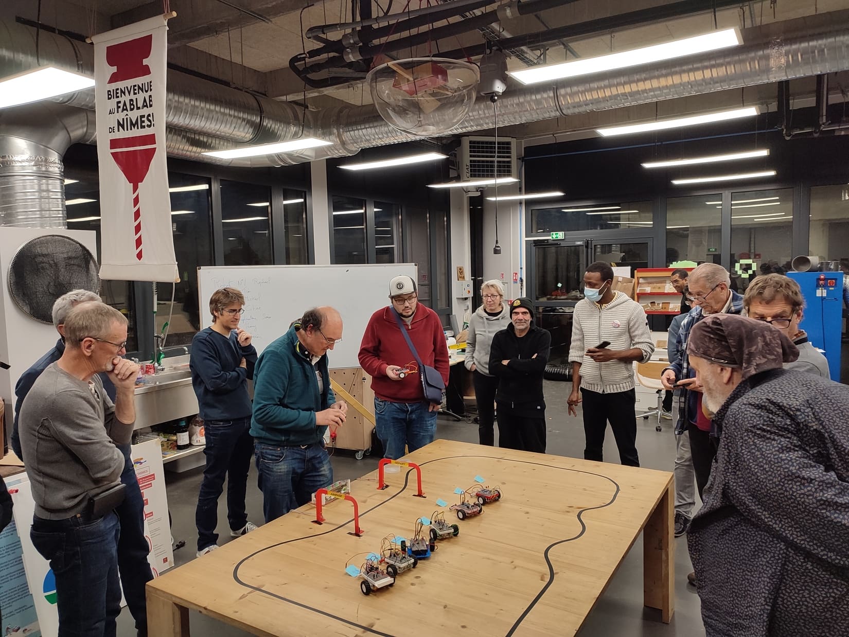 La course chronométrée se déroulait sur une table aménagée pour l'occasion. Crédit photo : courtoisie Fablab