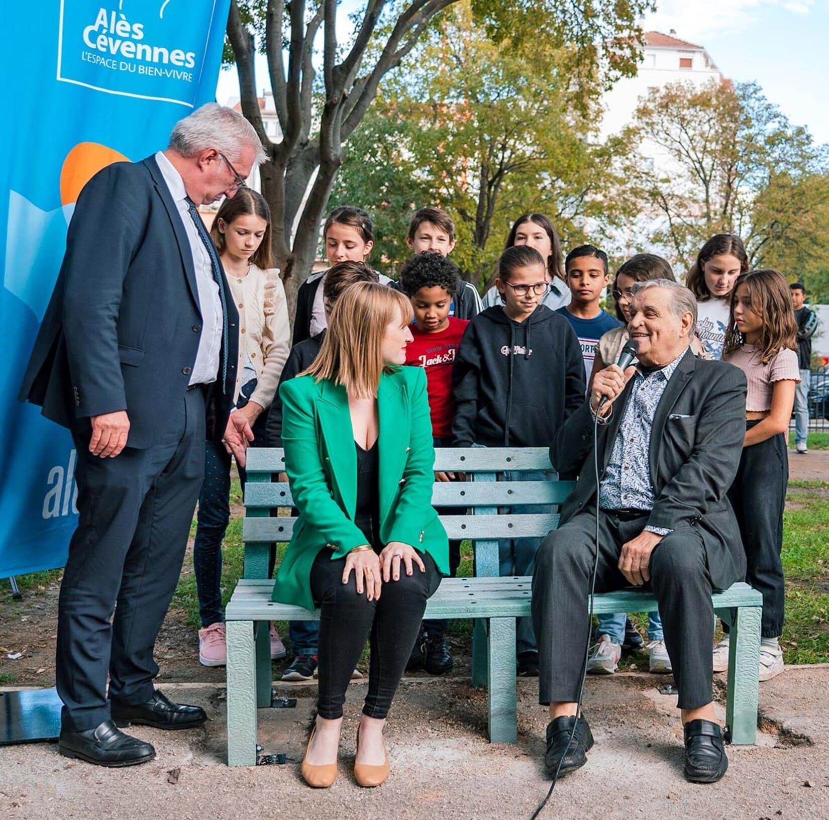 Alès : Un banc en bouchon recyclé Gard Environnement 