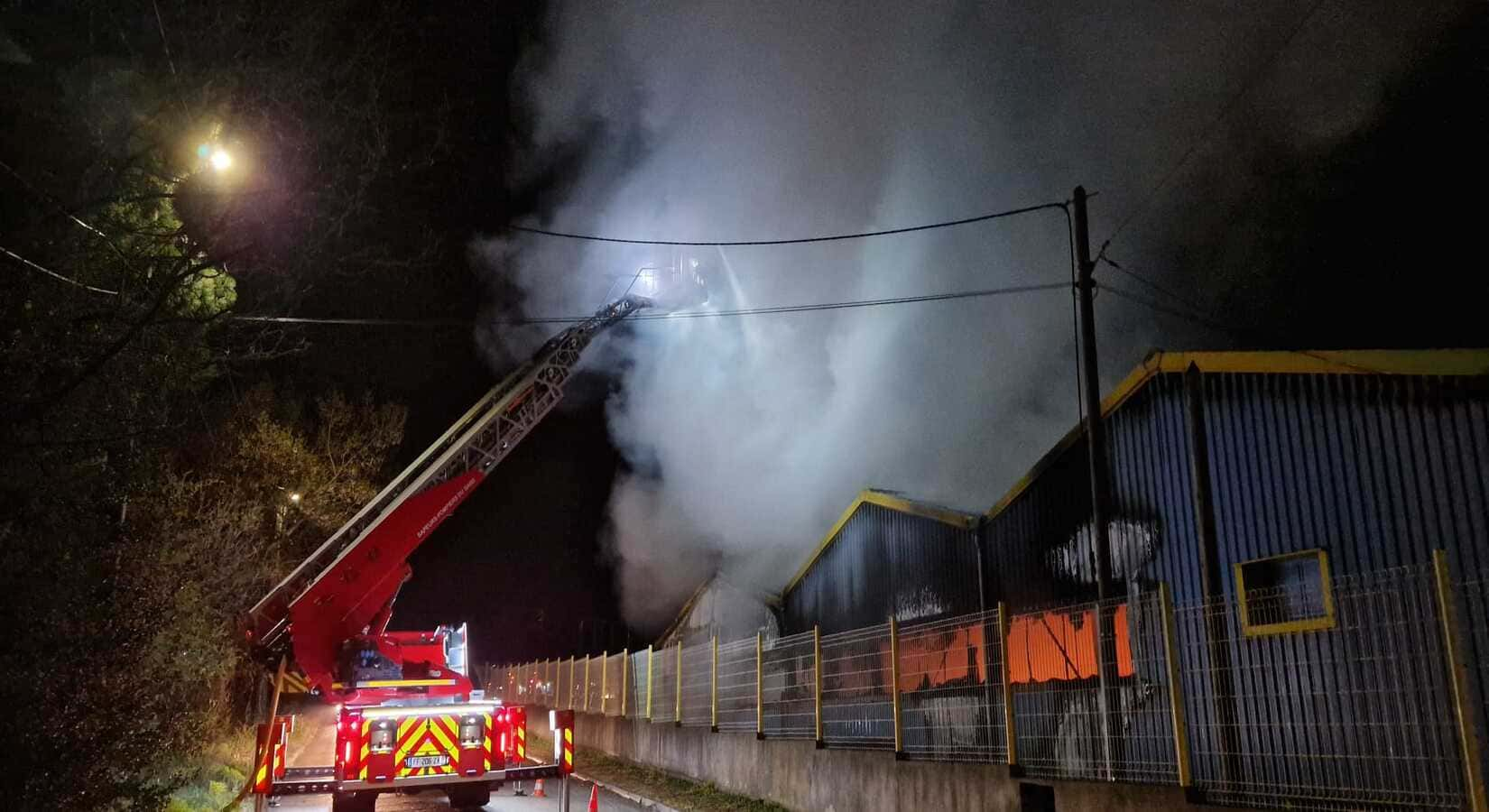 Bâtiment_industriel_de_500_mètres_carrés_incendie_alès_gard_pompiers.jpg