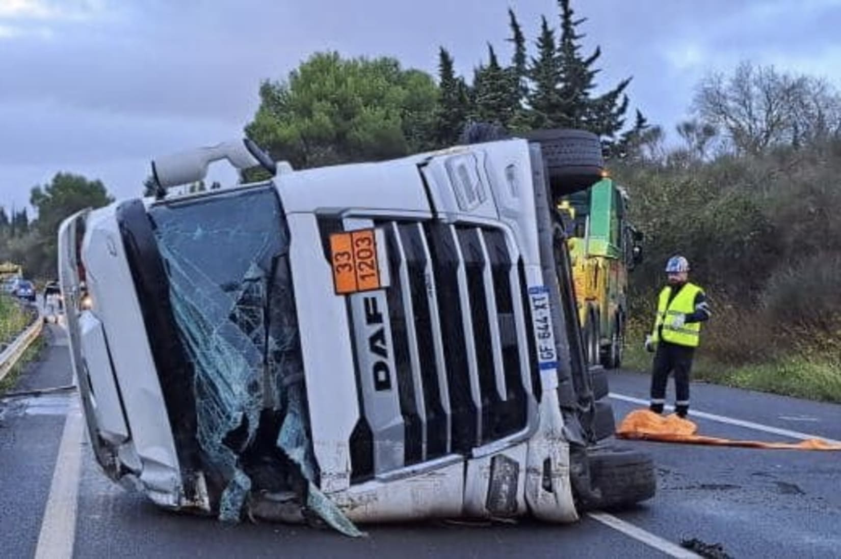 Camion fait divers autoroute blocage circulation fuite gasoil semi remorque poids lourd