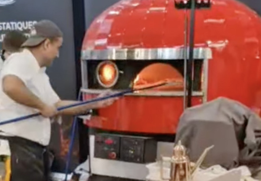 Lucien Bruno enfournant un pizza lors du championnat de France de lundi 23 janvier. Crédit photo : Capture d'écran Facebook