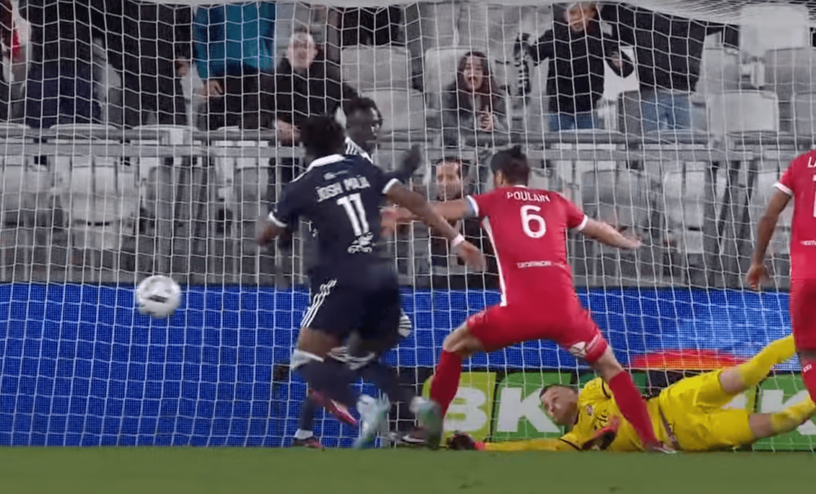 Benoît Poulin est l'auteur d'une belle prestation en défense pour son retour selon le coach. Et ce, malgré la défaite. Crédit photo : Capture d'écran Youtube