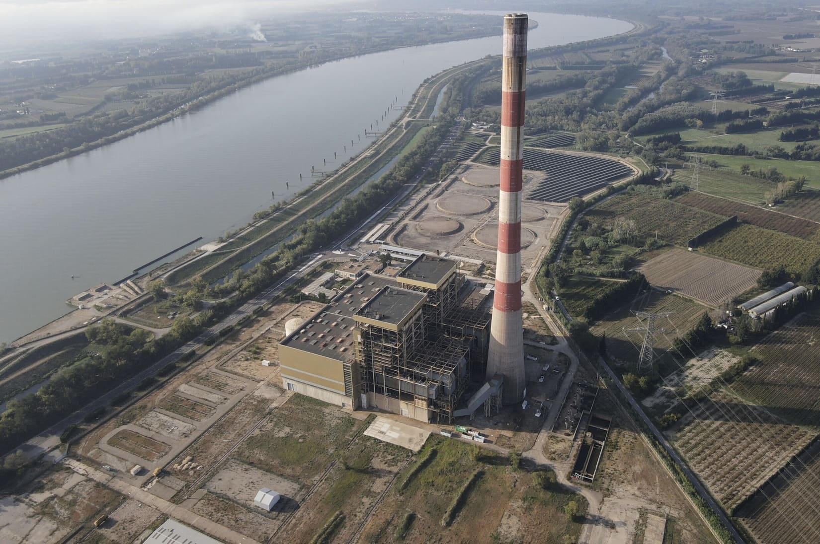 cheminée aramon bâtiment destruction explosion historique repère aviation centrale thermique fioul énergie leréveildumidi