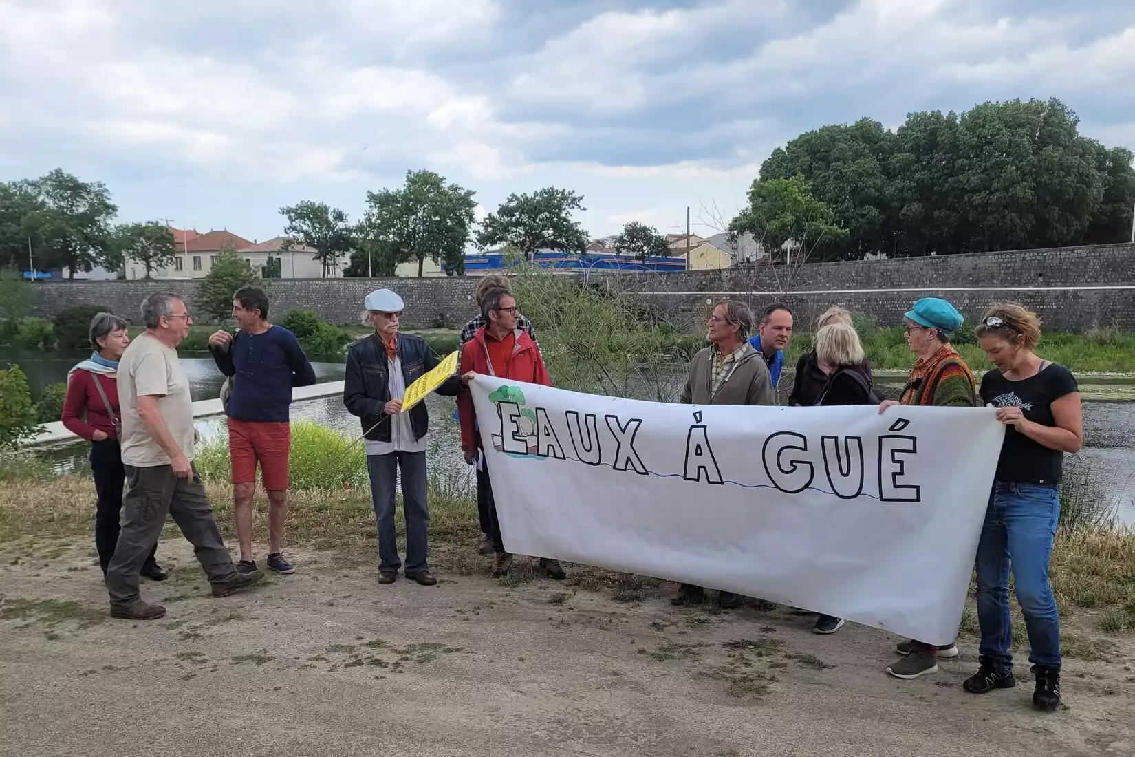 Collectif eaux à gué mega bassine rochegude gard