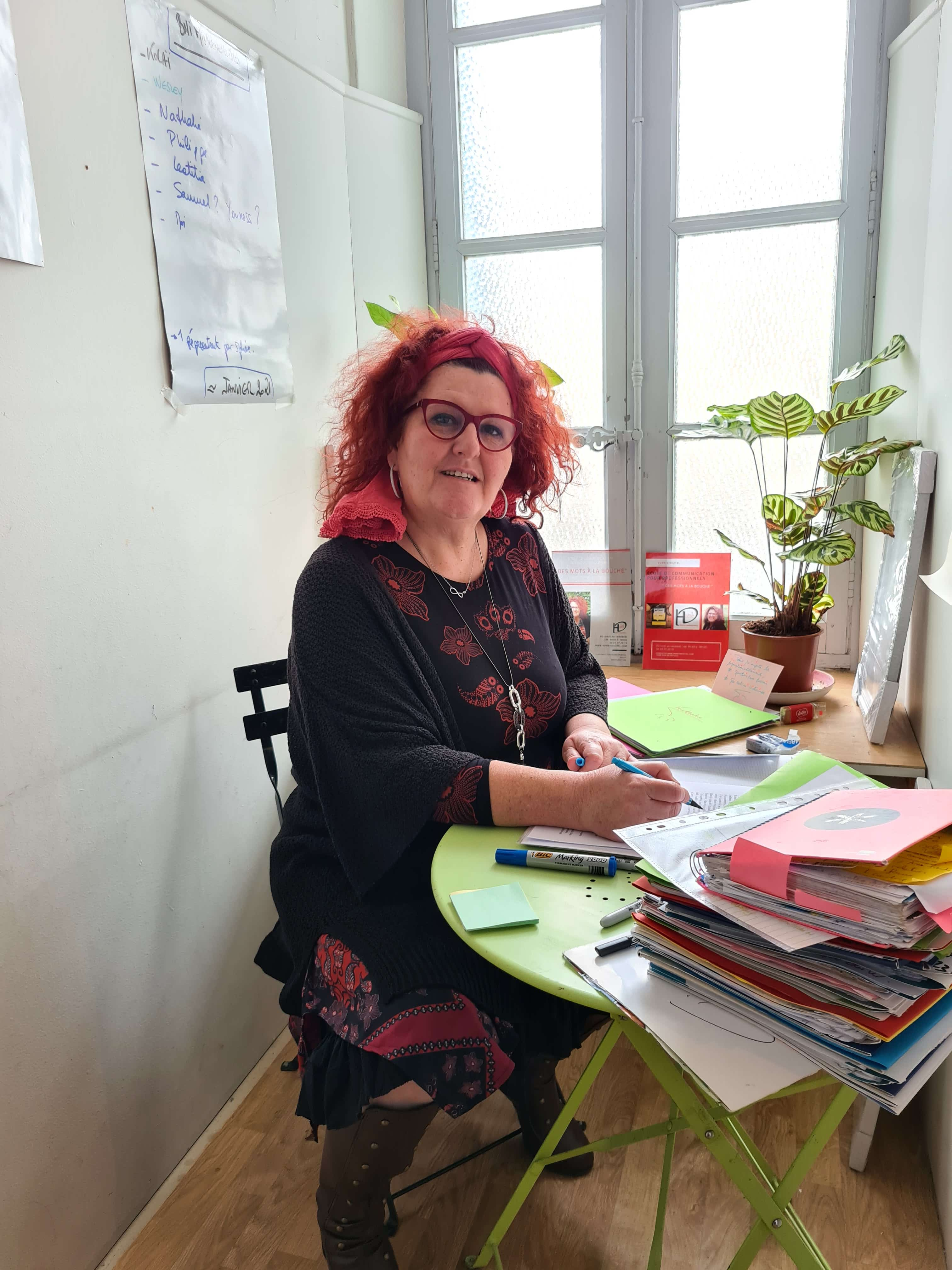 Corinne_Blanc-Faugère_dans_son_bureau_décriture.jpg