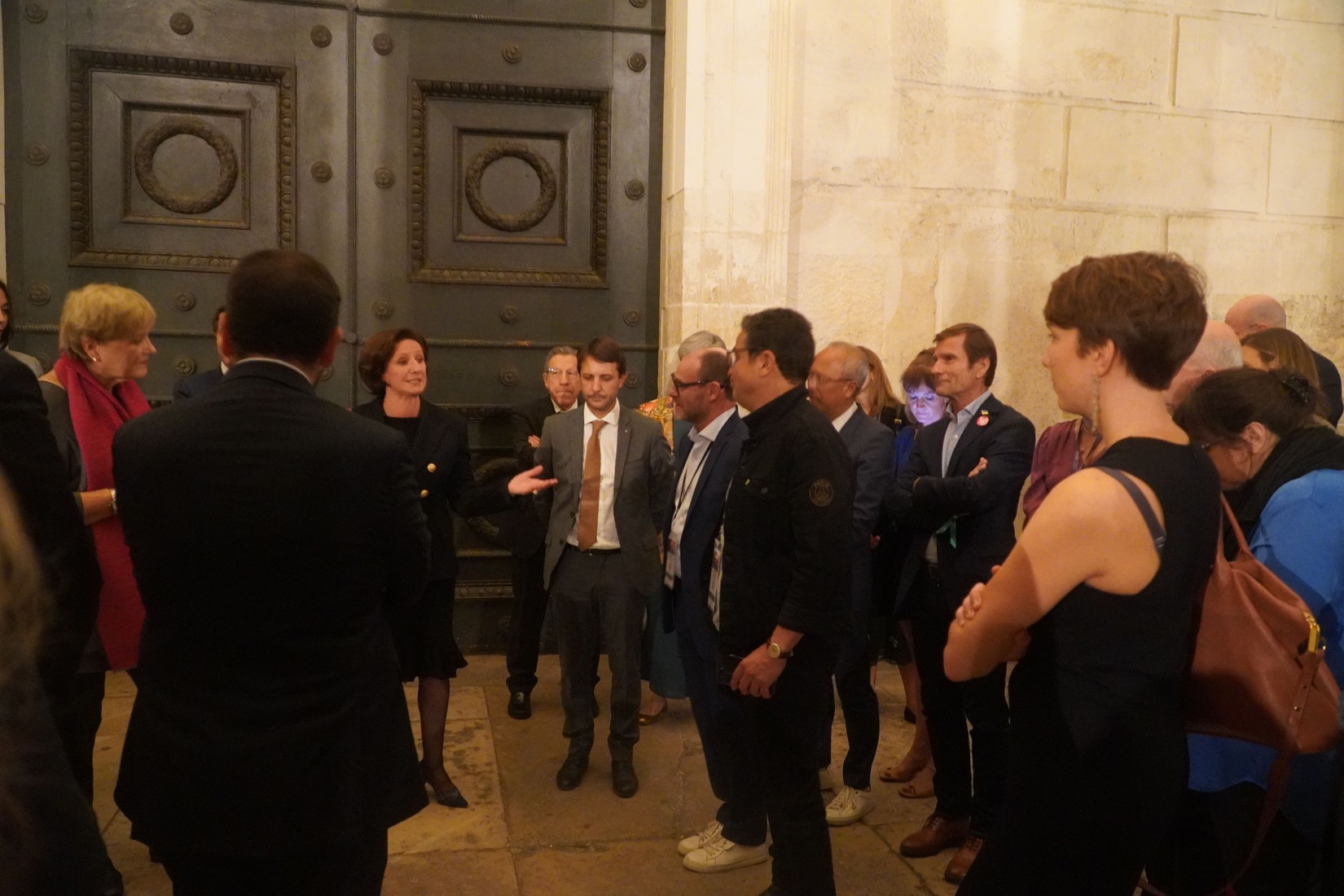 Les participants du forum international devant la Maison Carrée. Crédit photo Geoffrey Gaye