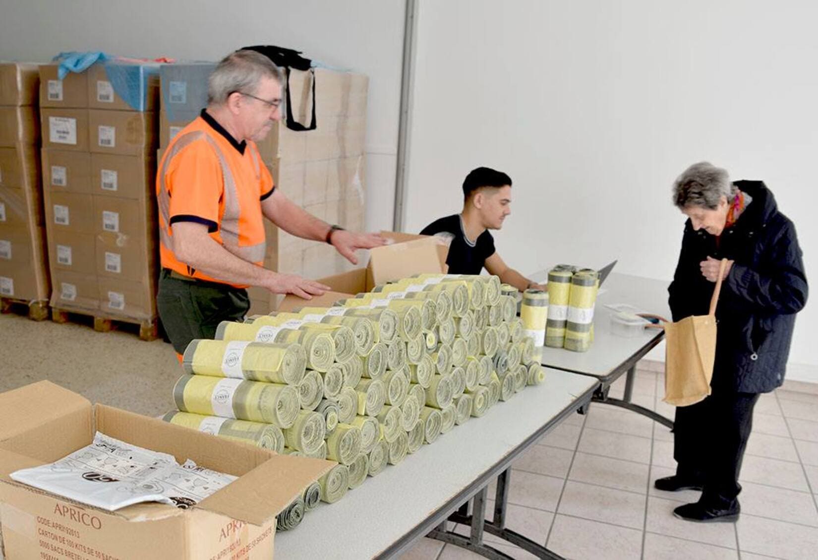 Distribution sacs jaunes Terre d'Argence tri sélectif 