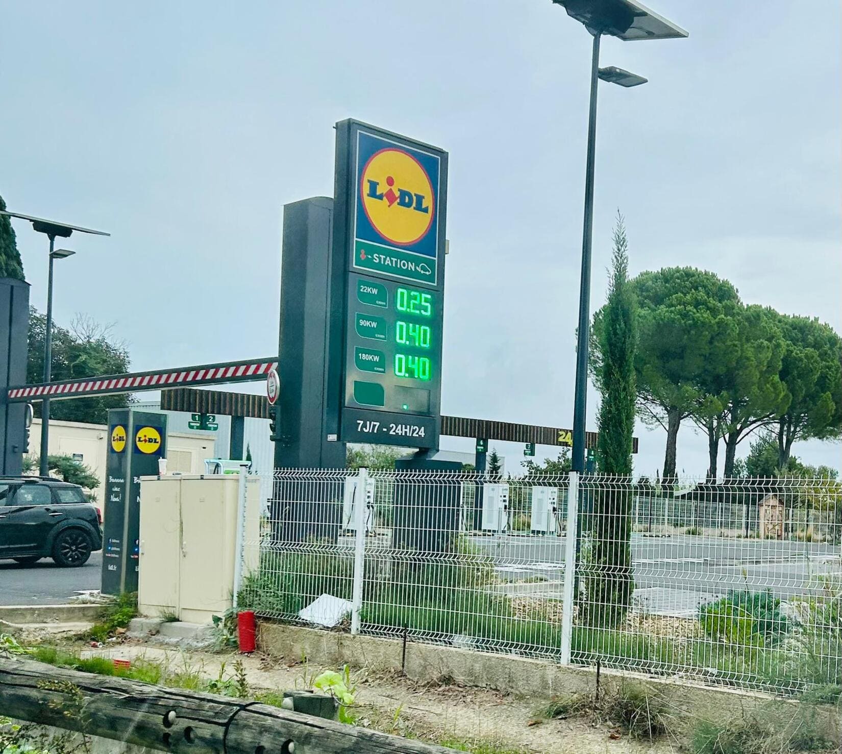 Nîmes Lidl station de recharge électrique super-chargeur e-station