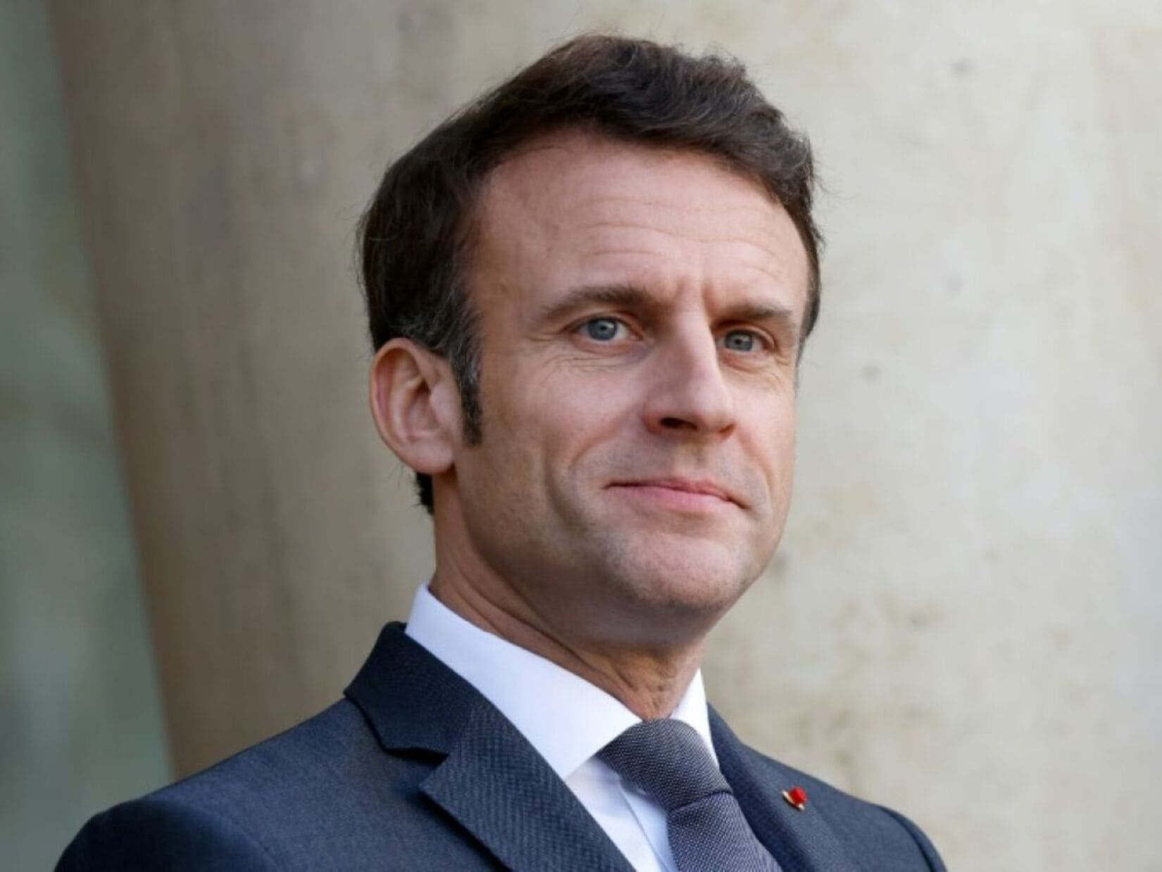 Emmanuel macron président république france visite base aéronautique canadairs avion incendie feu forêt sécurité civile protection environnement garons nîmes politique leréveildumidi