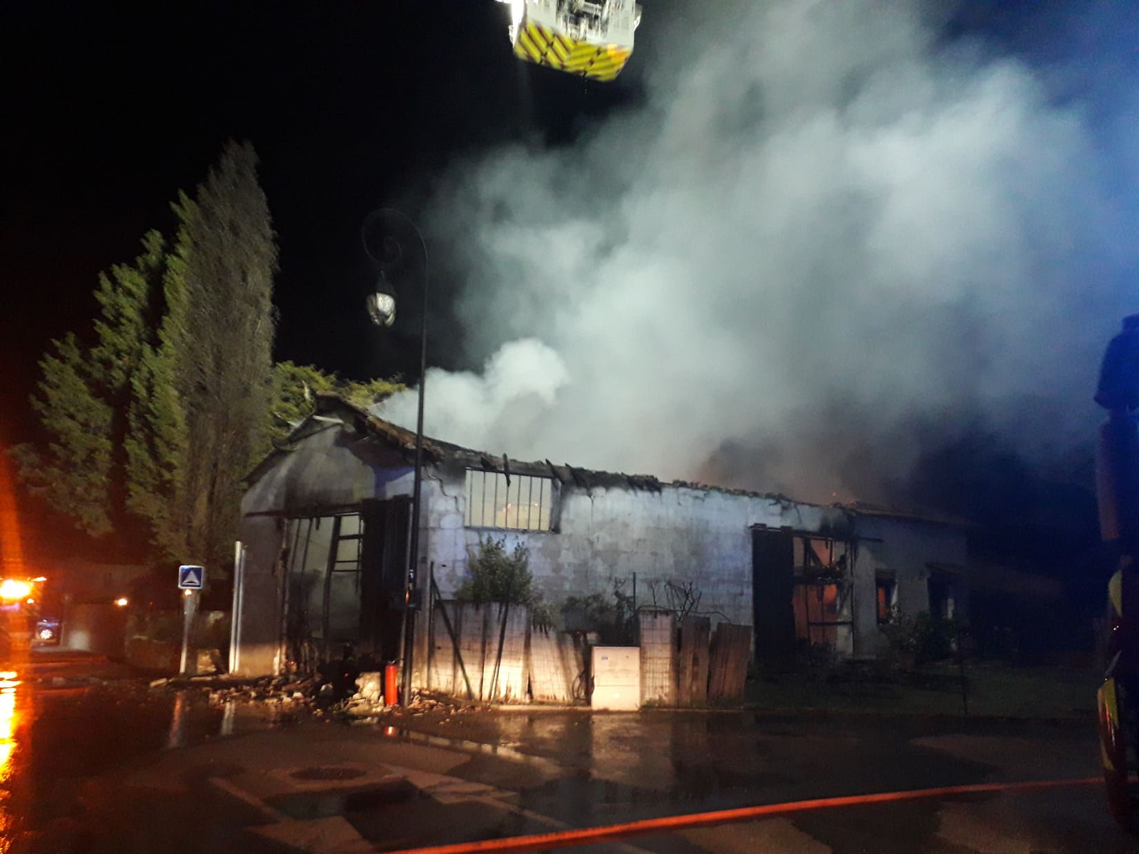 fait divers atelier feu incendie explosion gaz périmètre de sécurité village sapeurs pompiers