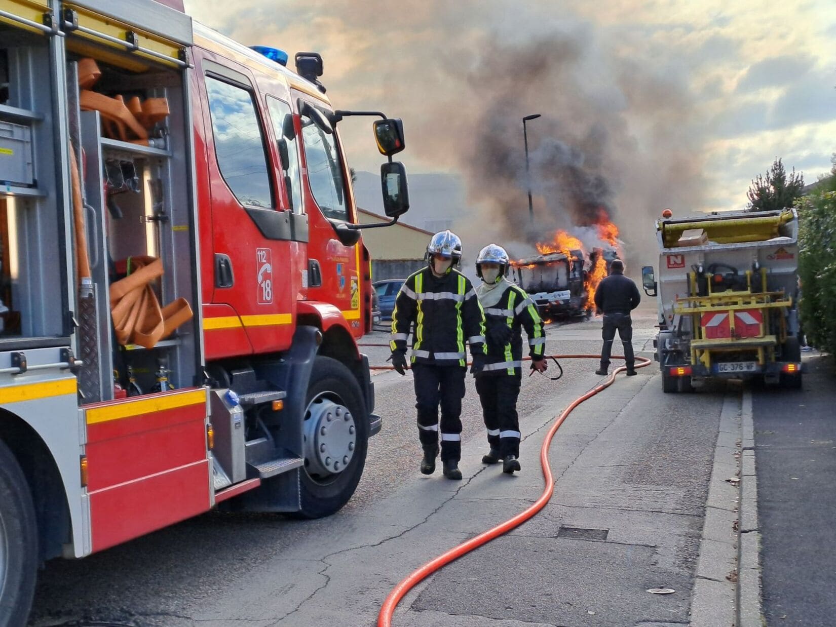 engin nettoyage service balayeuse feu incendie