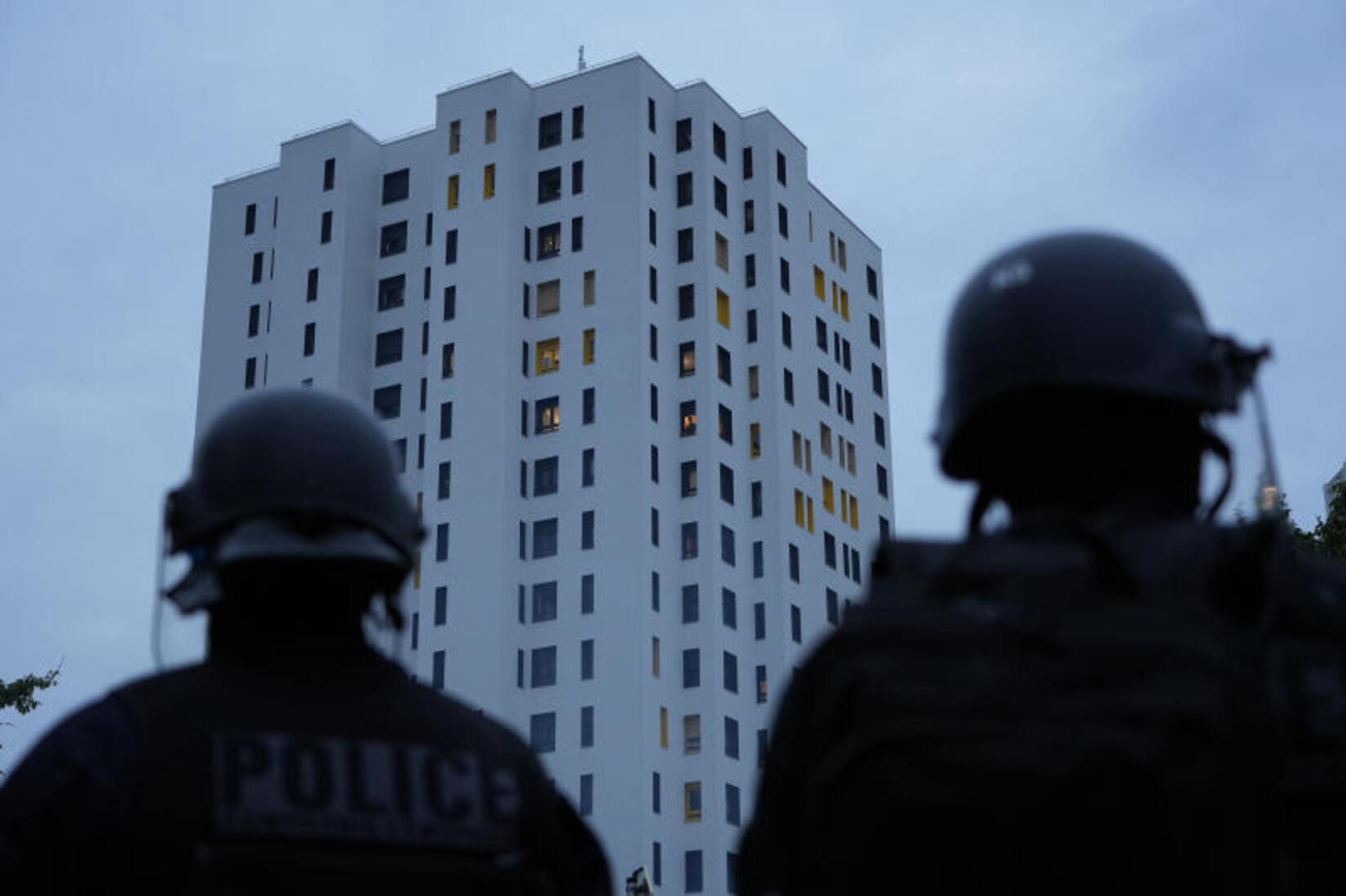 Mineur refus obtempérer émeute policier blessés chemin bas conducteur