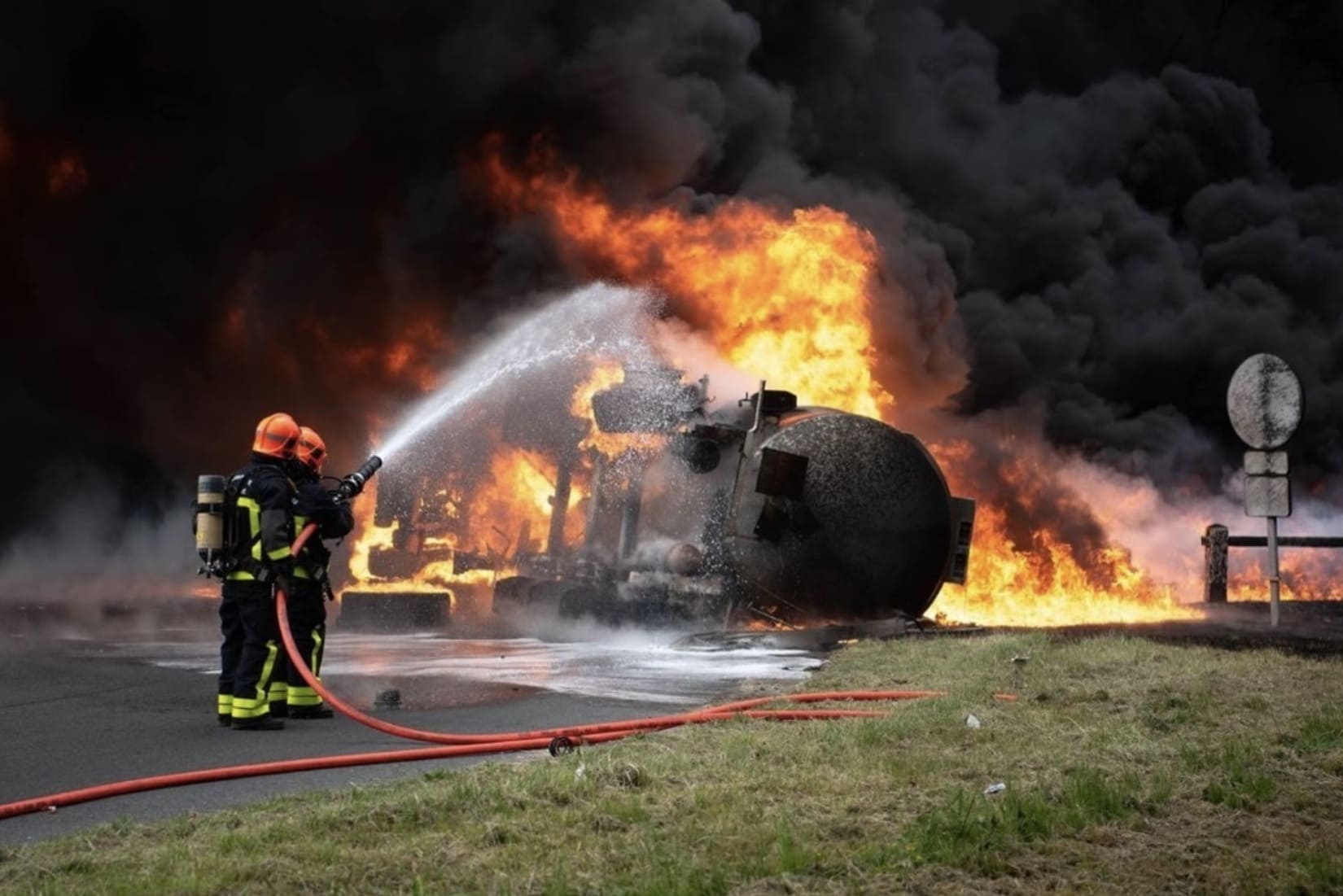 Fait divers camion citerne feu incendie essence carburant pompiers