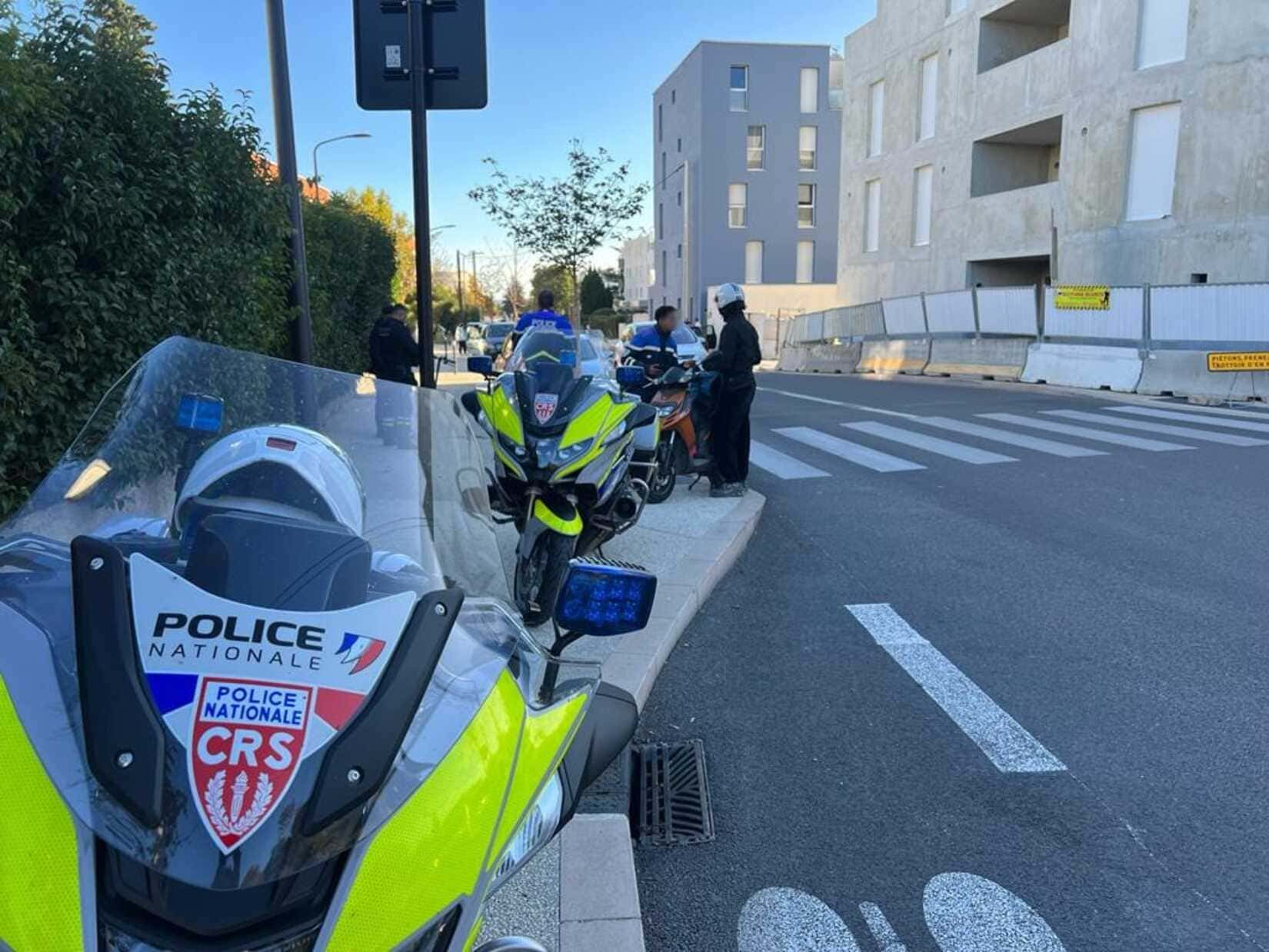 Excès de vitesse défaut de permis de conduire fait divers motocyclistes CRS déféré