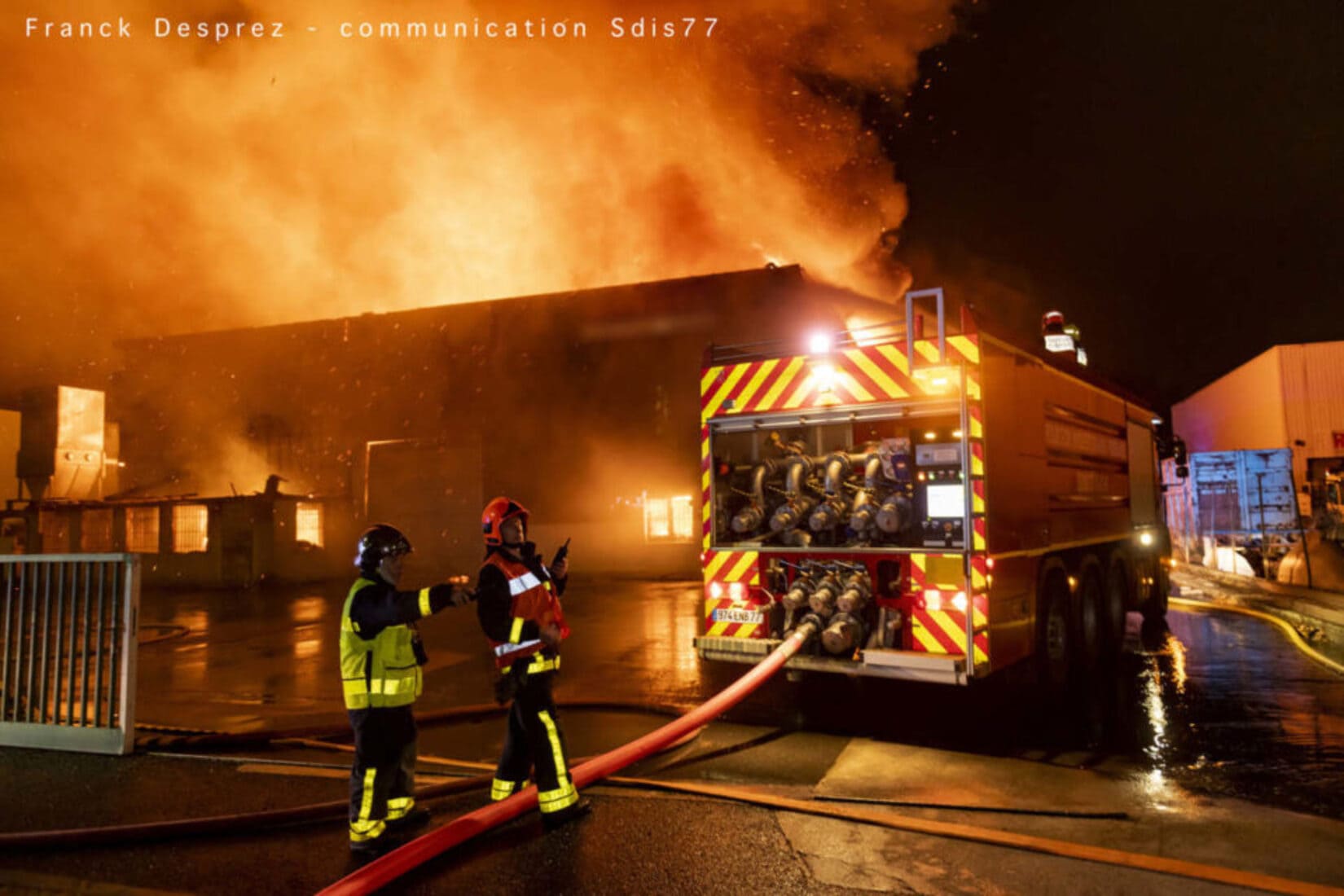 feu incendie intervention fait divers véhicules entrepôt