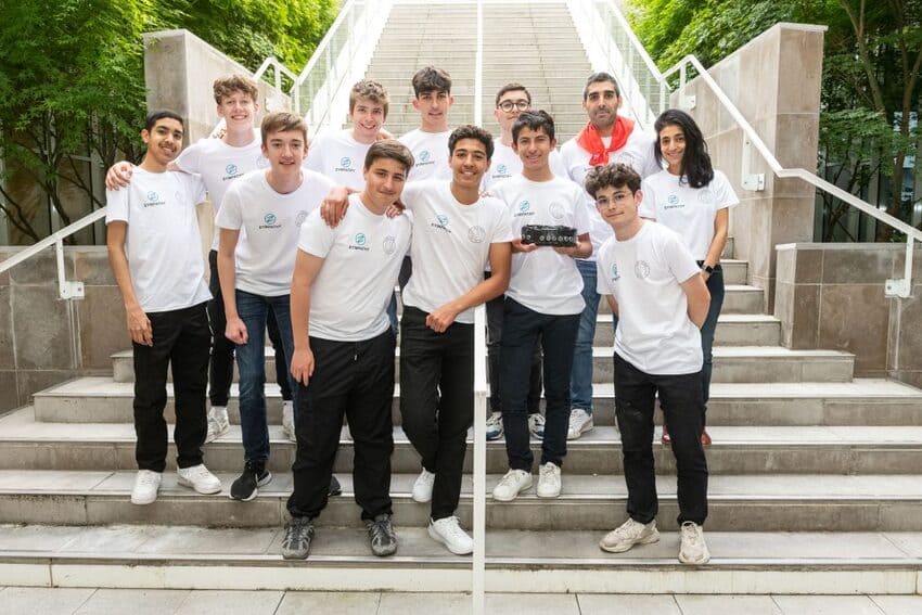 Antoine, Esteban, Farès, Thibault, Mujeym, Ugo, Theo, Mohamed, Antoine, Martin, et monsieur Molluna, professeur principal (foulard rouge) ont remporté la première place du programme. Crédit photo : courtoisie