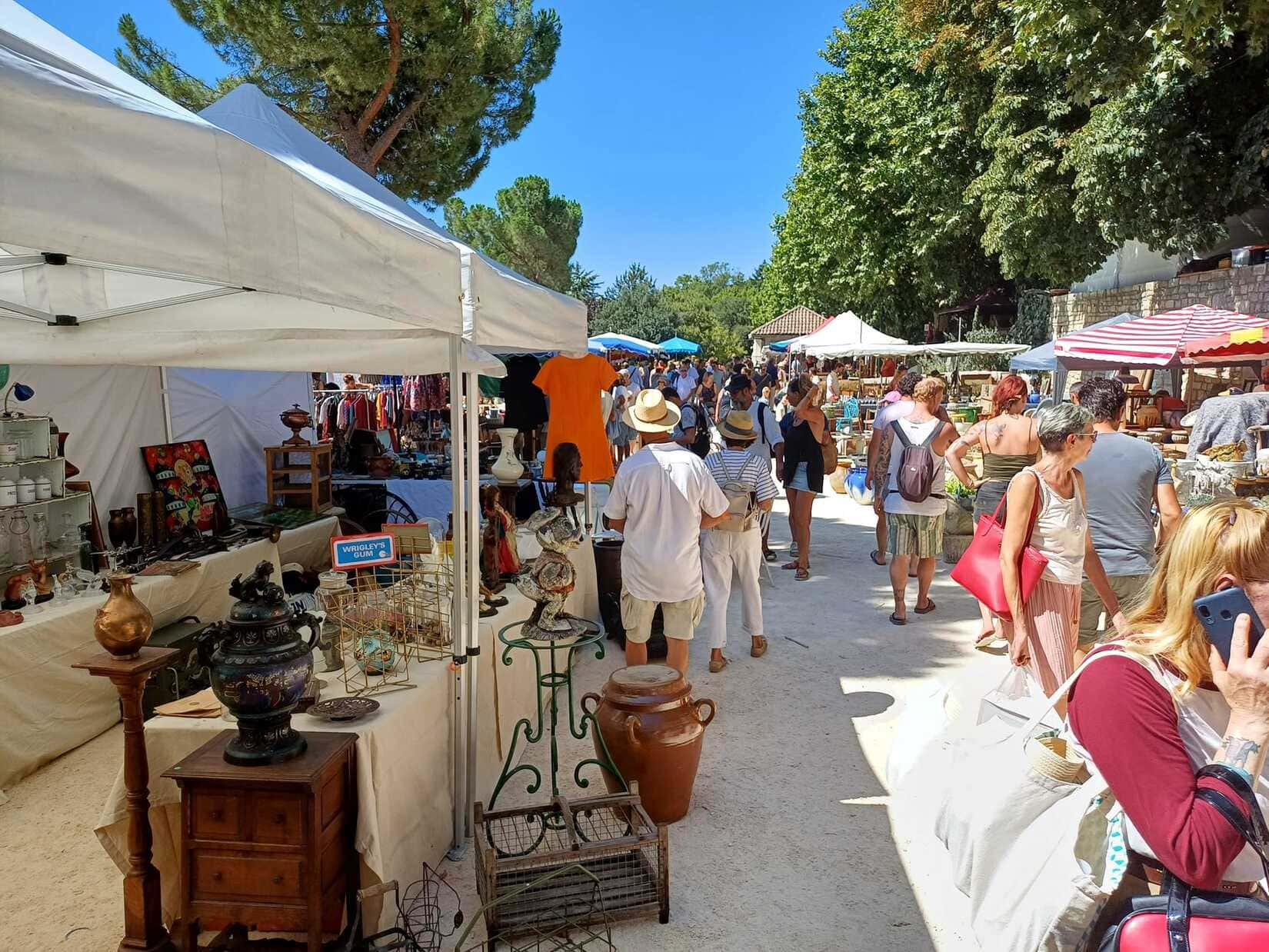 Foire barjac brocante antiquités stands