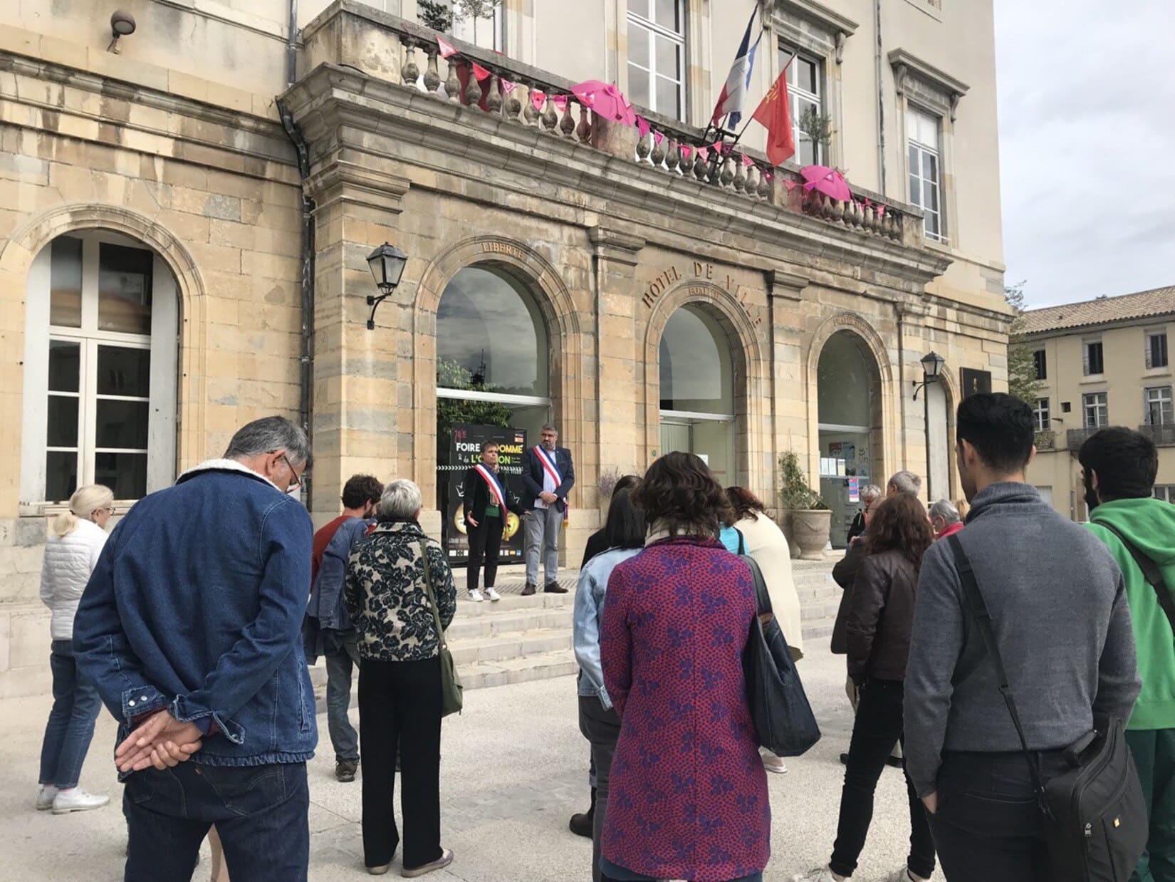 Gard : Hommage à la mémoire de Dominique Bernard devant la mairie du Vigan Mort Terrorisme