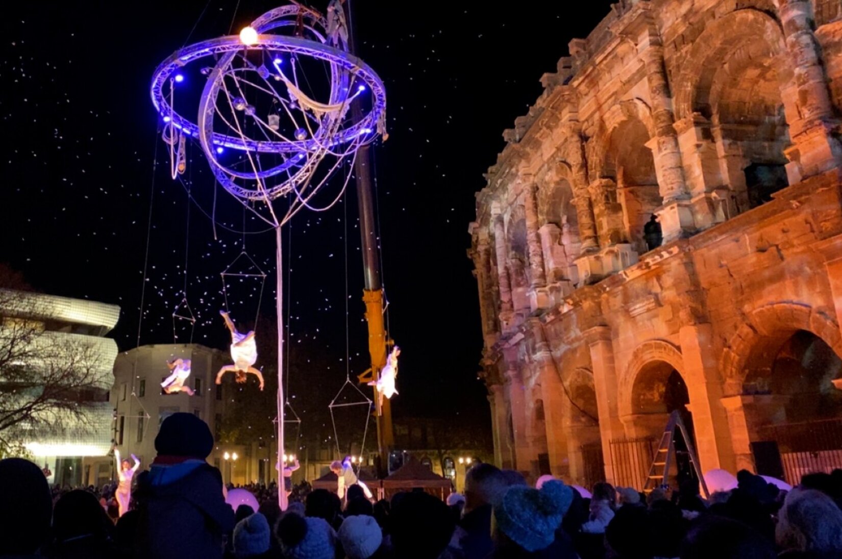 galileo_deusexmachina_arenesdenimes_noel_decembre_compagnie_cirque_cirquecontemportain_apesanteur_acrobates_acrobaties_performanceartistique_galaxie_spectacle_noel_nimes_reveildumidi