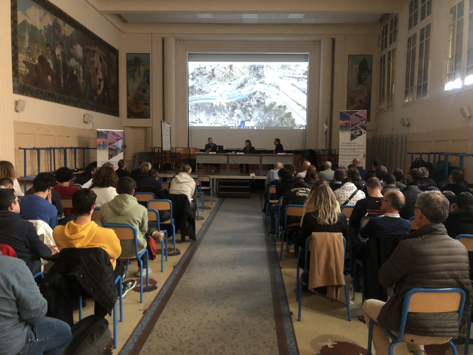 Les élèves en topographie du Lycée Dhuoda ont assisté à ces tables rondes, sous forme de conférence,. qui présentait un état des lieux de l'utilisation des drones dans la construction. Crédit photo : GG