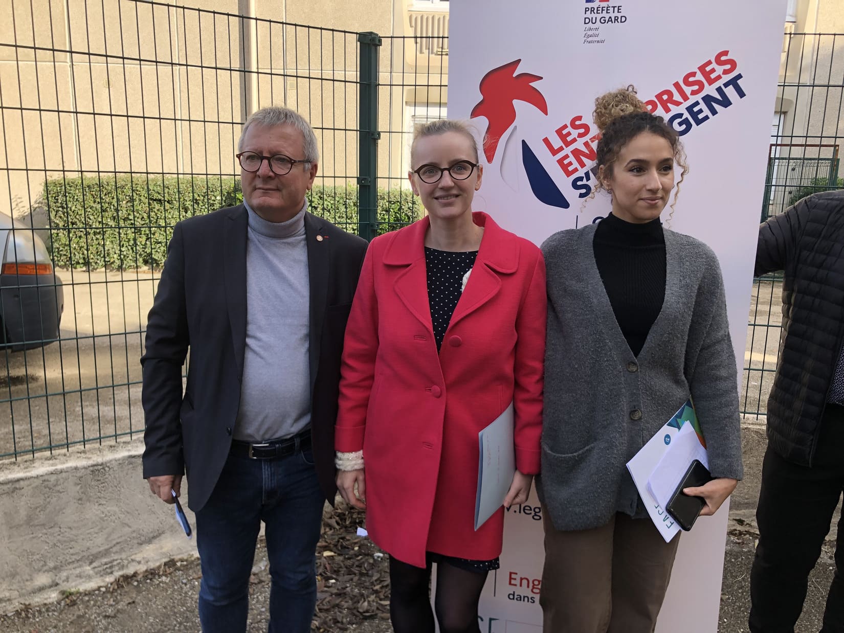 La sous-préfète du Gard, Chloé Demeulenaere (au milieu), Henry Brin, conseiller départemental à droite, et Fatima Kani, cheffe de projet de Face Gard (à droite). Crédit photo : GG