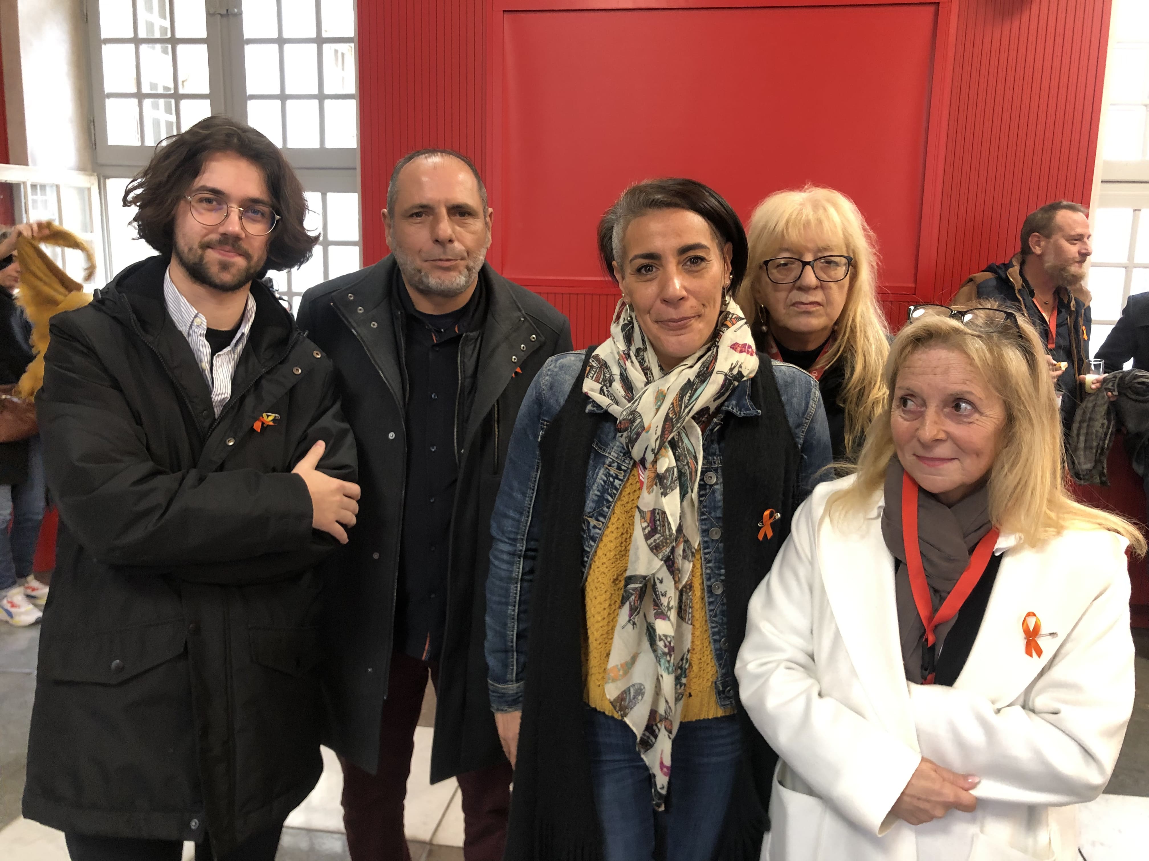 De droite à gauche : Victorine Serrano (à droite), Noëlle Biot, Virginie Robert ont participé à la confection des rubans oranges. Flores Franck, pour la menuiserie et Quentin Duvillier, pour la peinture, ont réalisé la pièce accrochée sur le balcon de l'Hotel de Ville. Crédit photo : GG