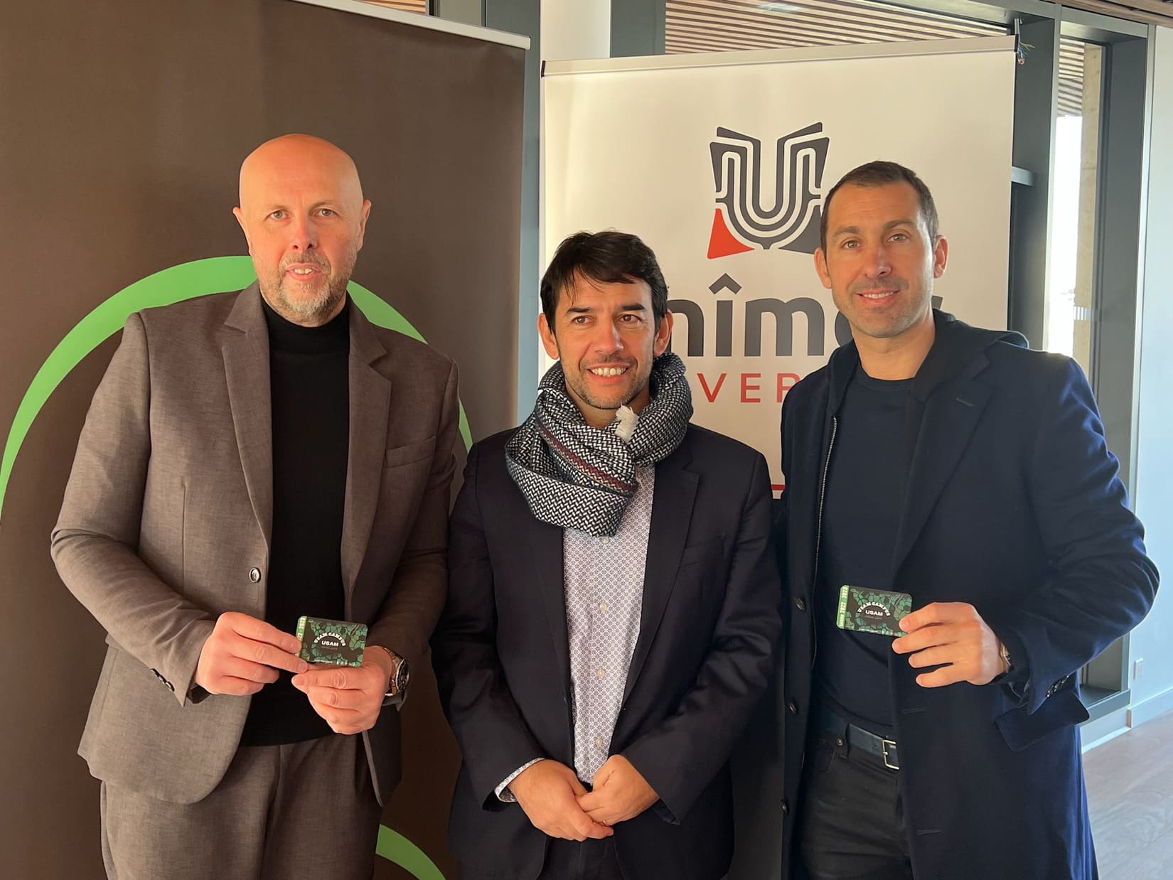 Le clan des sportifs : le président de l'Université (centre) aux côtés du président de club de handball et de Mickaël Guigou, joueur aux dix médailles d'or pour présenter la carte USAM. Crédit photo : courtoisie