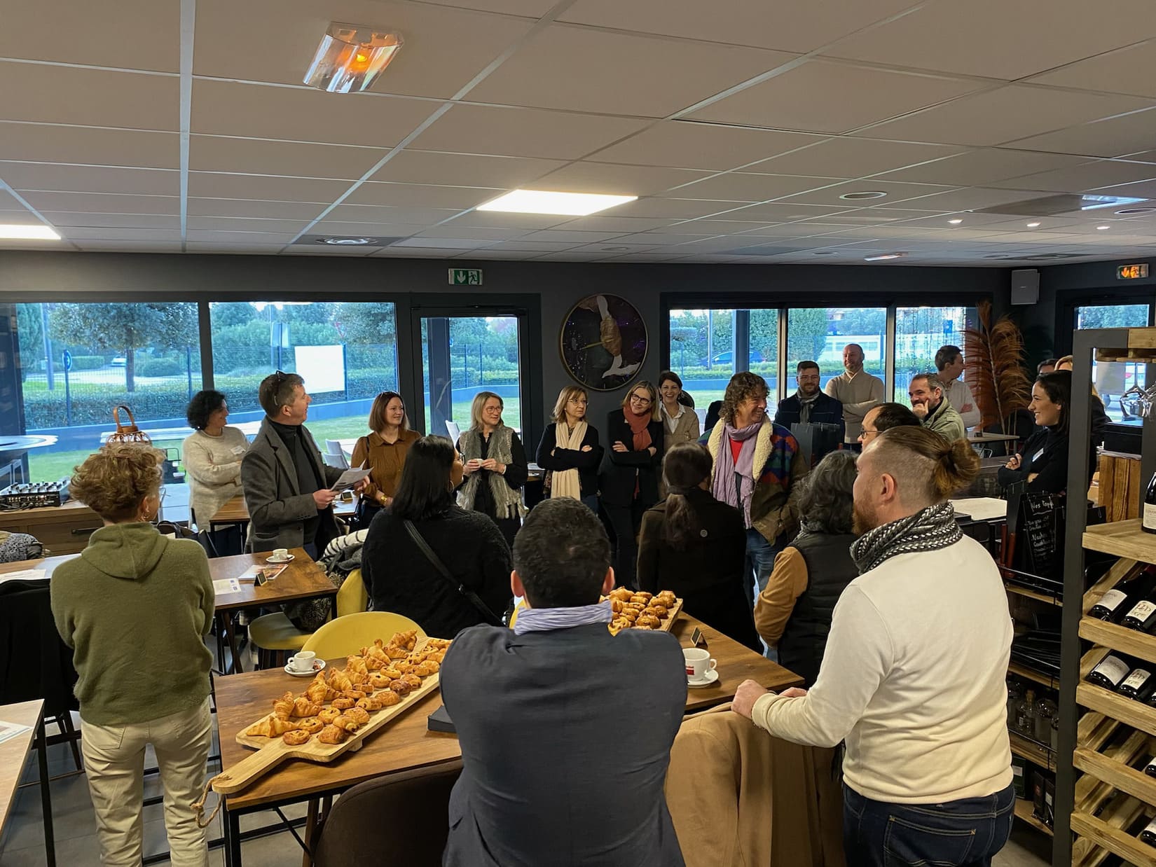 Un moment de convivialité au petit-déjeuner pour échanger entre gestionnaires d'entreprise. Crédit photo : courtoisie