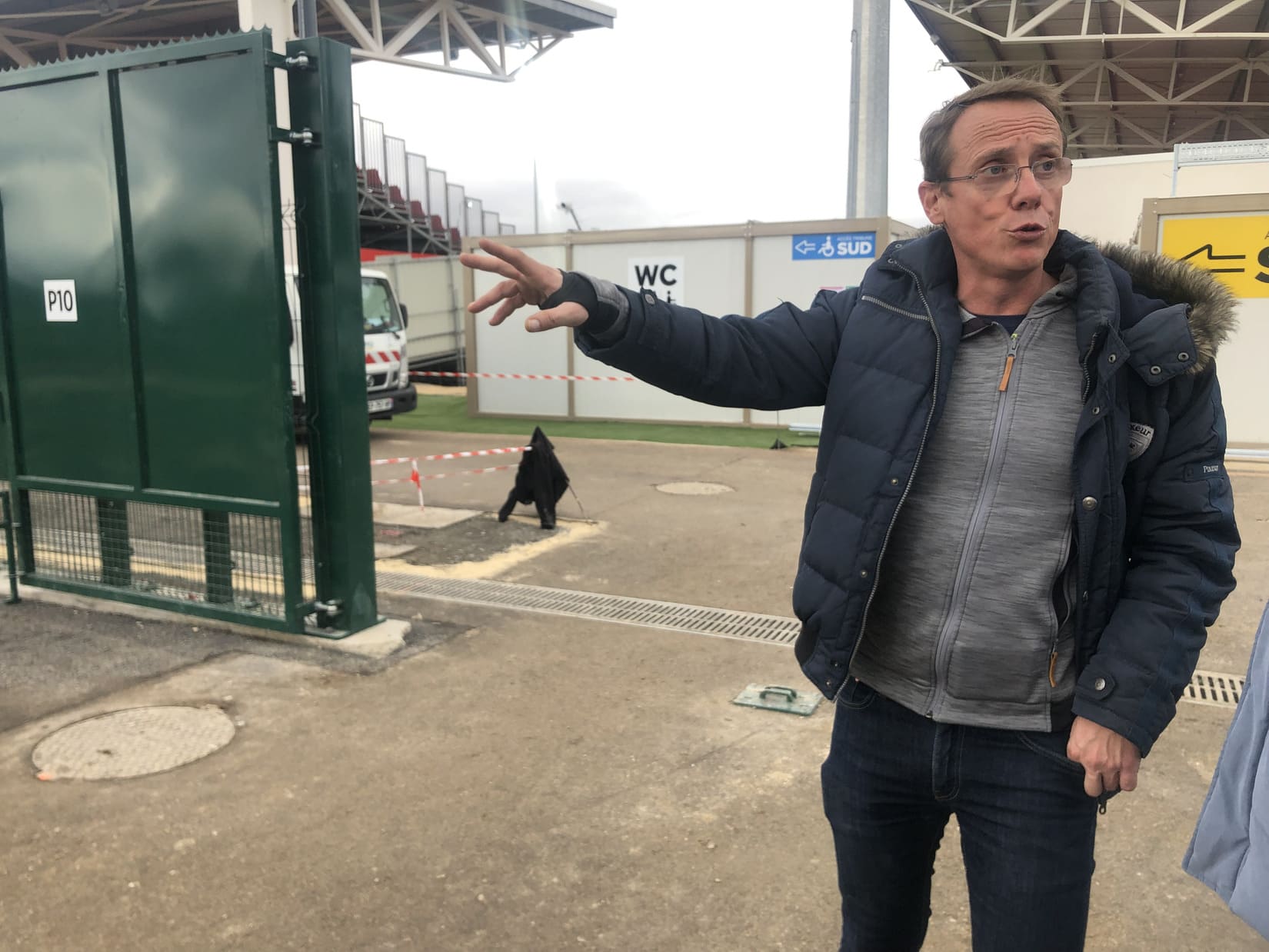 Cyril Meynadier, président d'Opalia, s'occupe de faire la visite de l'enceinte à la presse ce lundi après-midi. Crédit photo : GG