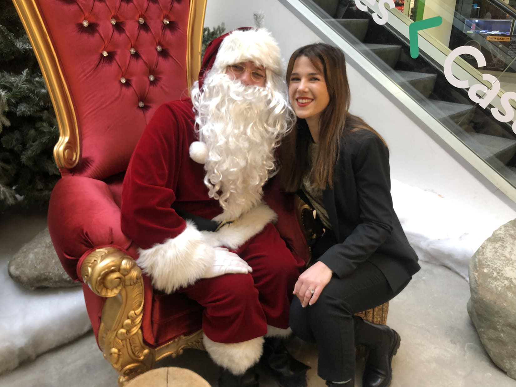 Le Père Noël et son assistante de la journée au centre commercial La Coupole des Halles. Petits et grands peuvent venir prendre une photo offerte avec l'homme en rouge. Crédit photo: GG