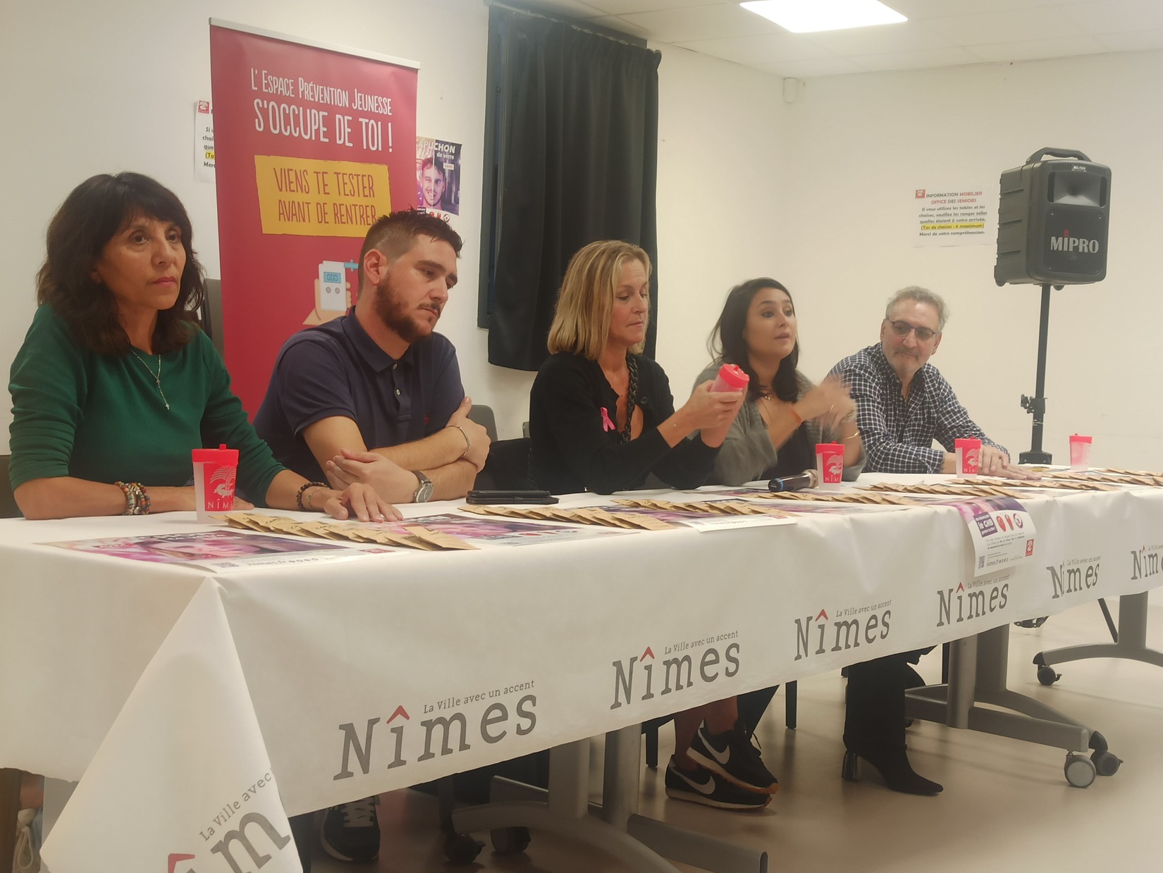 Les gobelets sur la table du service jeunesse de la Ville sont recouverts des capuchons distribués aux étudiants. Crédit photo : GG