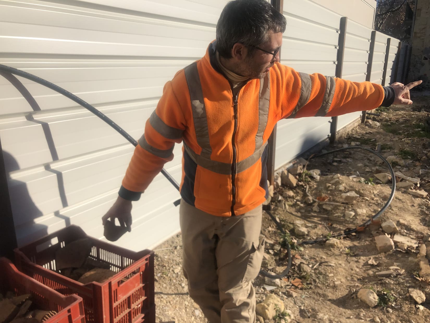 Des morceaux d'amphores qui servaient pour le vin ainsi que quelques pièces de monnaies, notamment avec l'inscription «Colnem», ont été déterrés. Crédit photo : GG