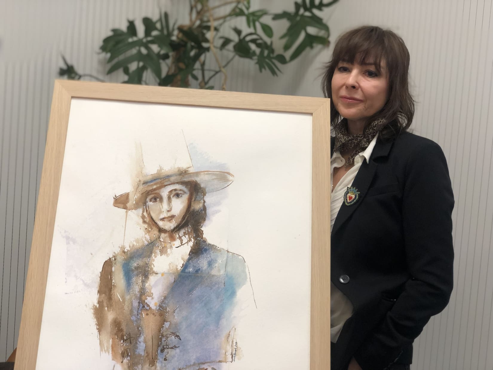 Dans son atelier situé à Nîmes, Nicole Bousquet peint de nombreux portraits au style effacé. Crédit photo : Geoffrey Gaye