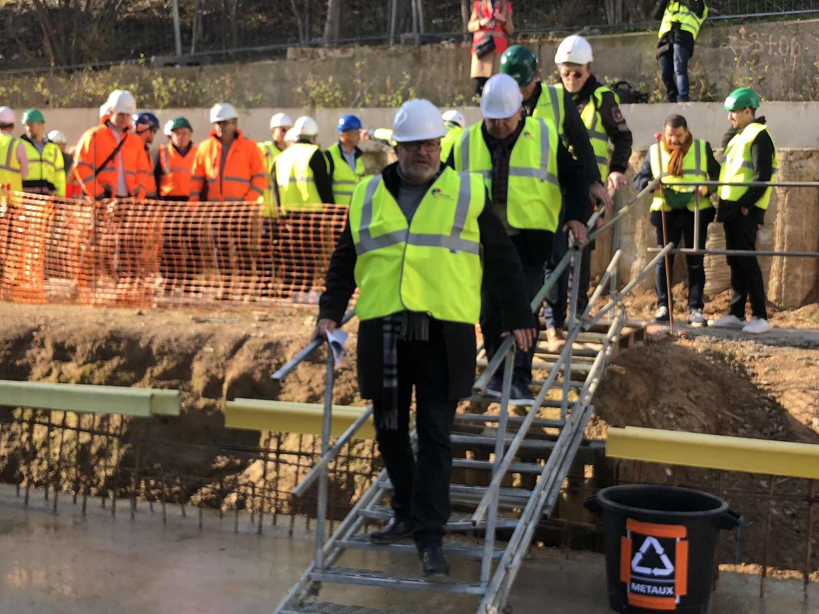 Chasubles et casques de chantier obligatoire pour élus et journalistes lors de la visite de la construction. Crédit photo : GG 